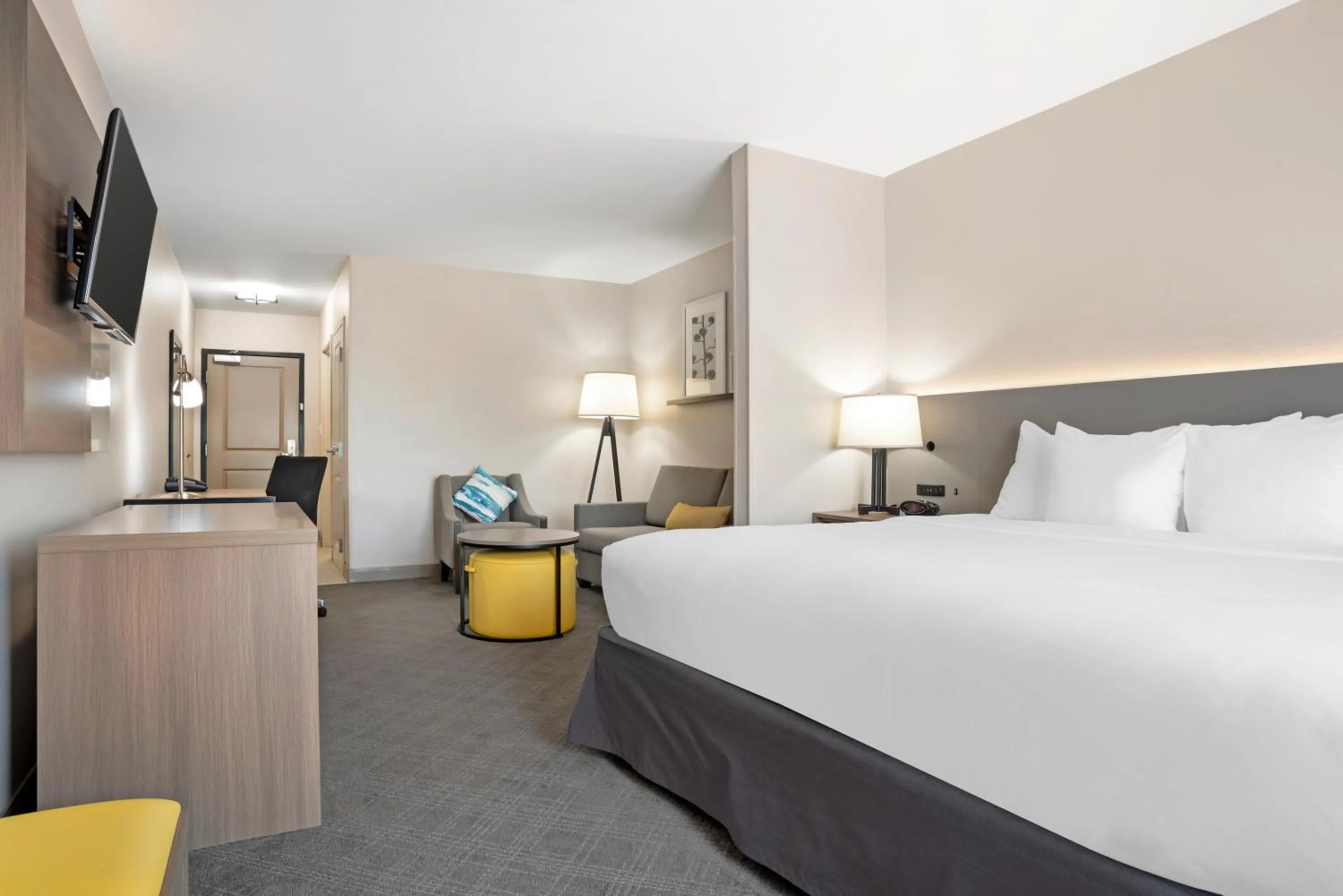 Living room, Bed in Comfort Inn & Suites Slidell - New Orleans Area