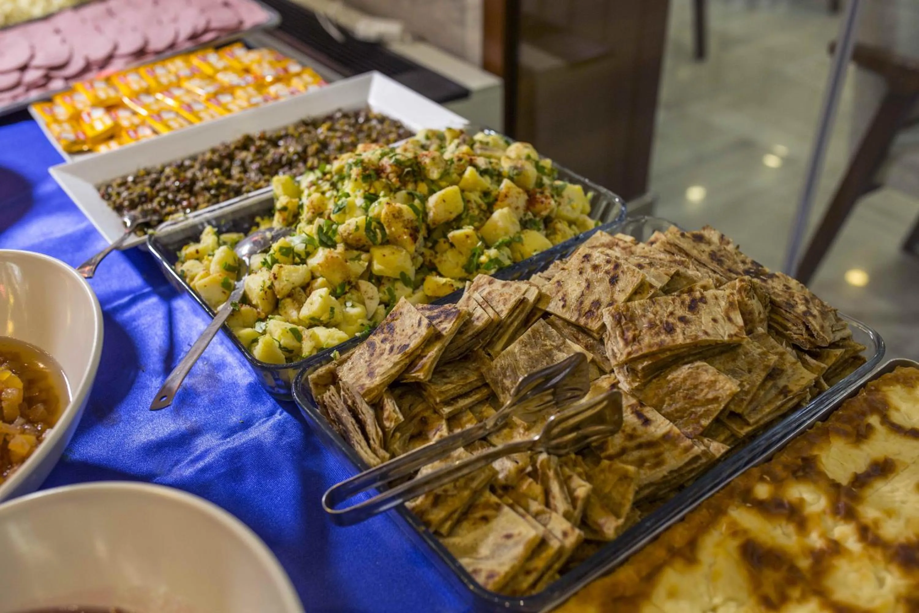 Restaurant/places to eat in Payidar Hotel