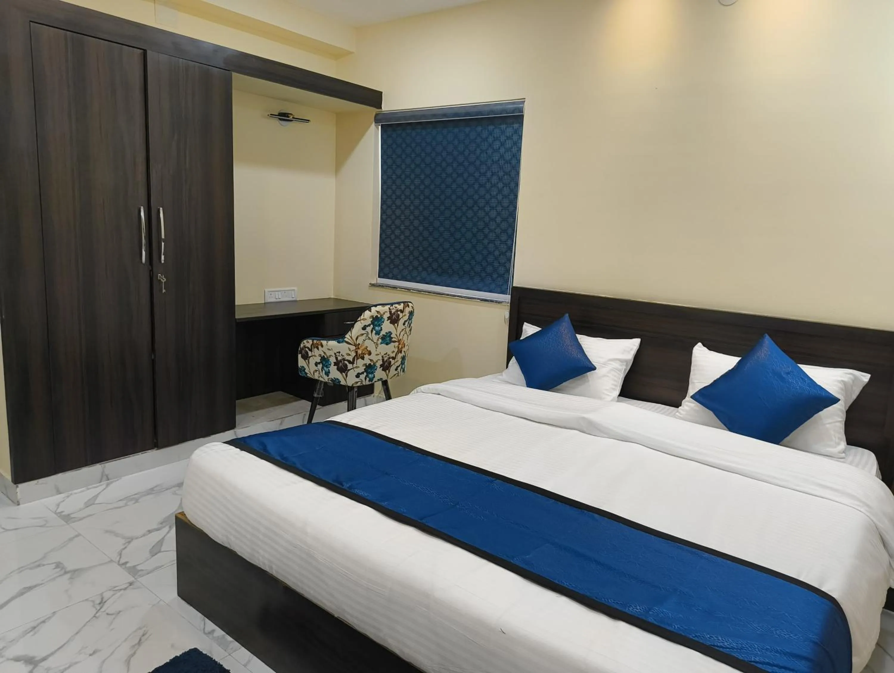 wardrobe, Bed in Livotel Premium Hotel