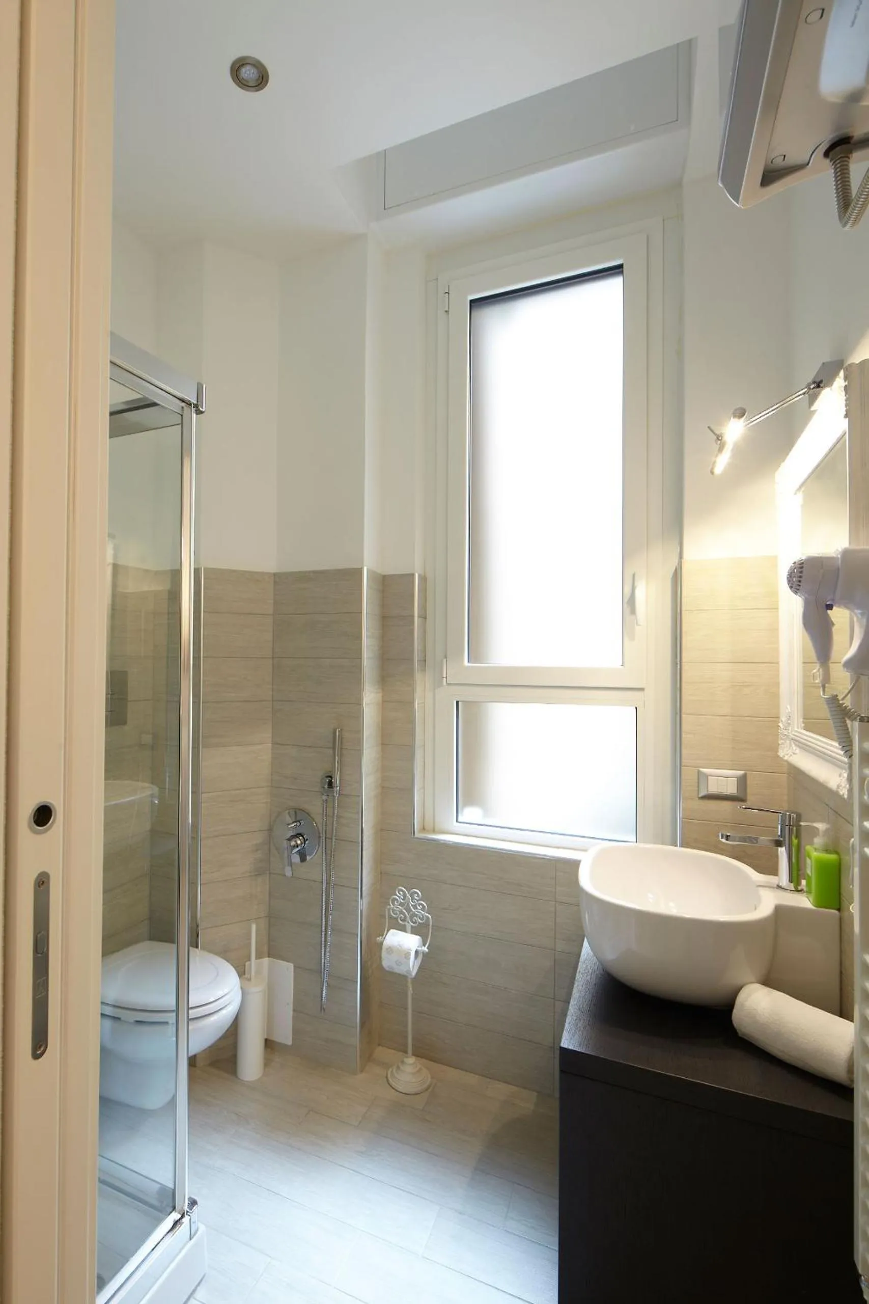 Bathroom in Affittacamere Arosio