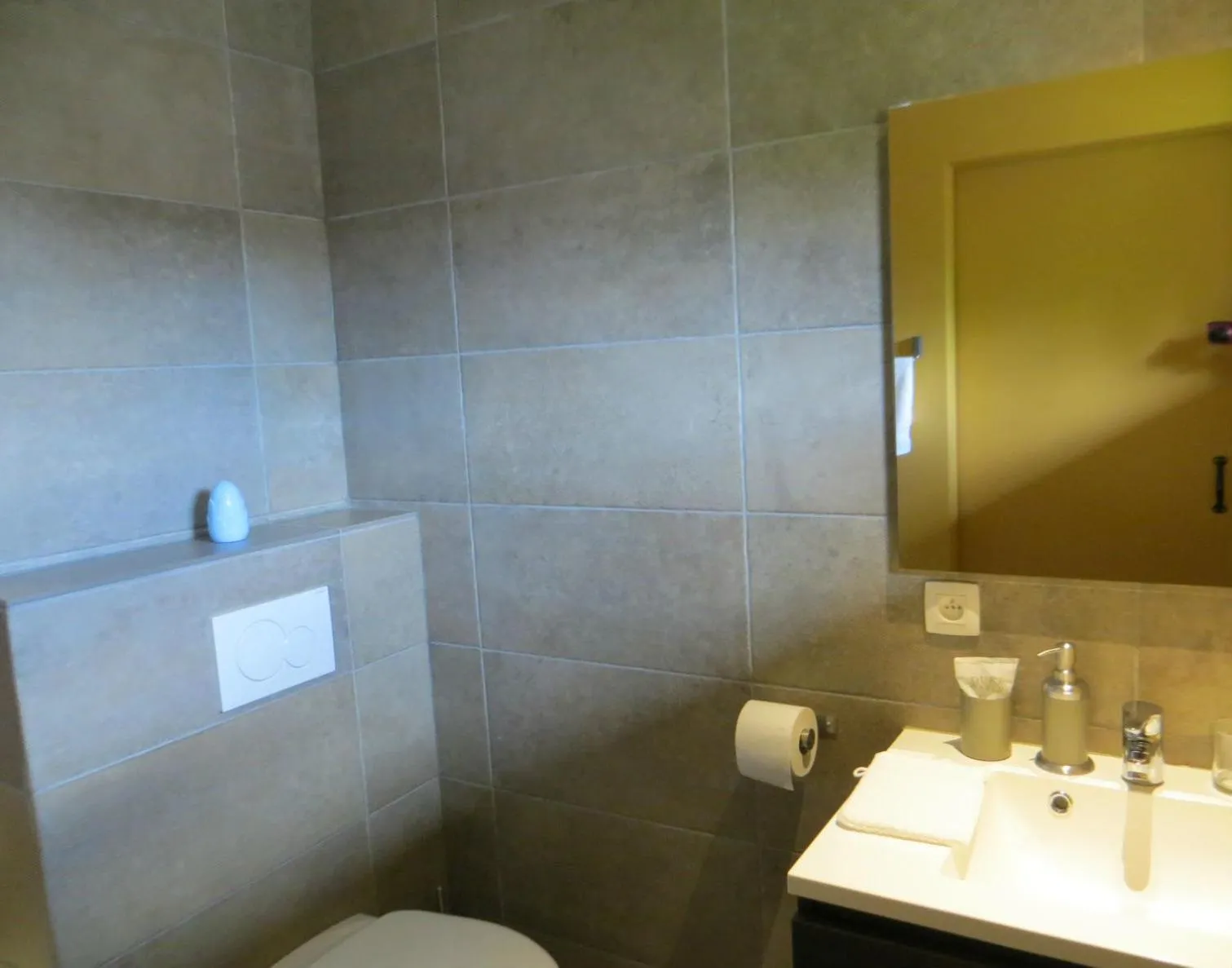 Shower in Bed and breakfast Mentari