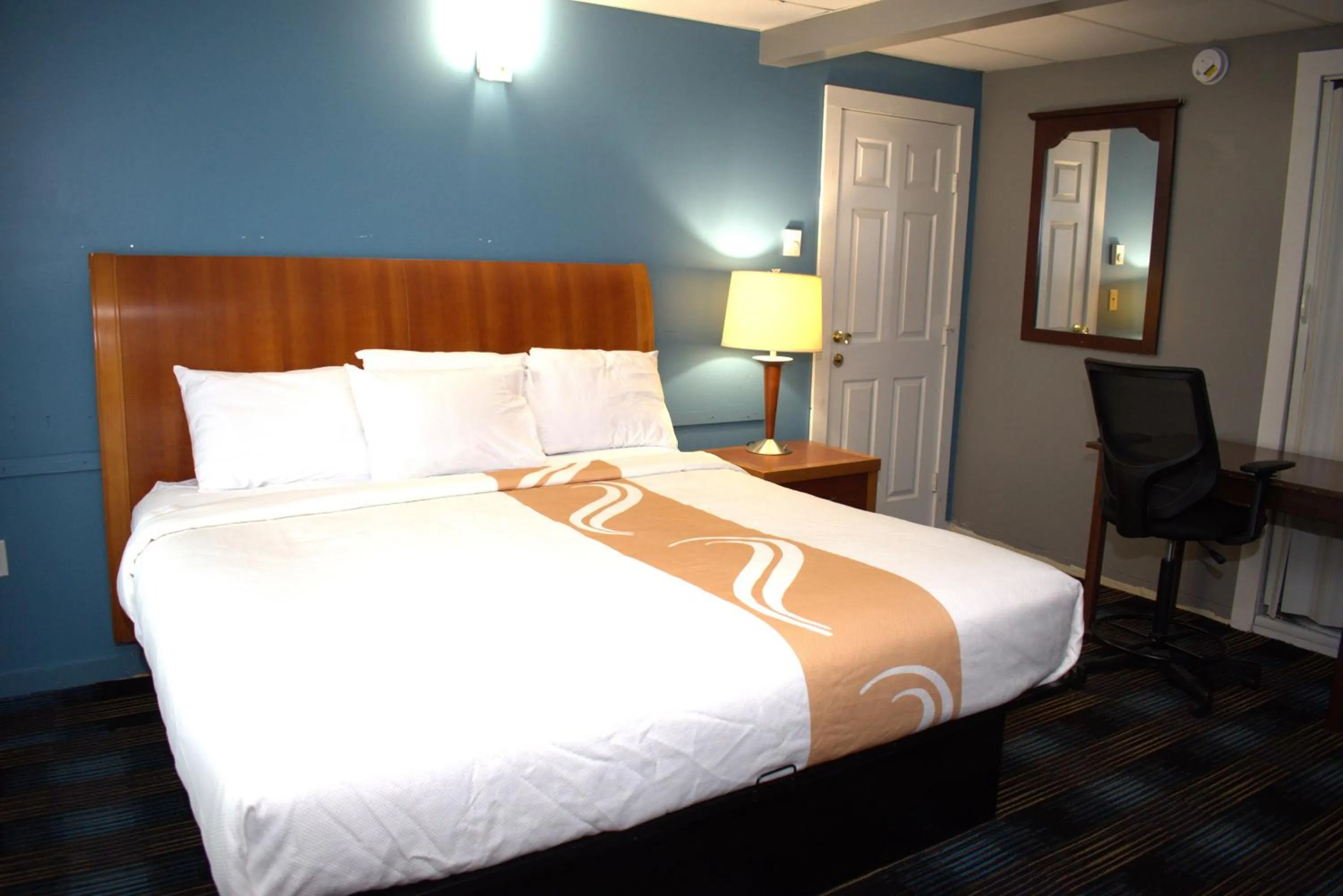 Bed in Pilgrim Inn & Cottages