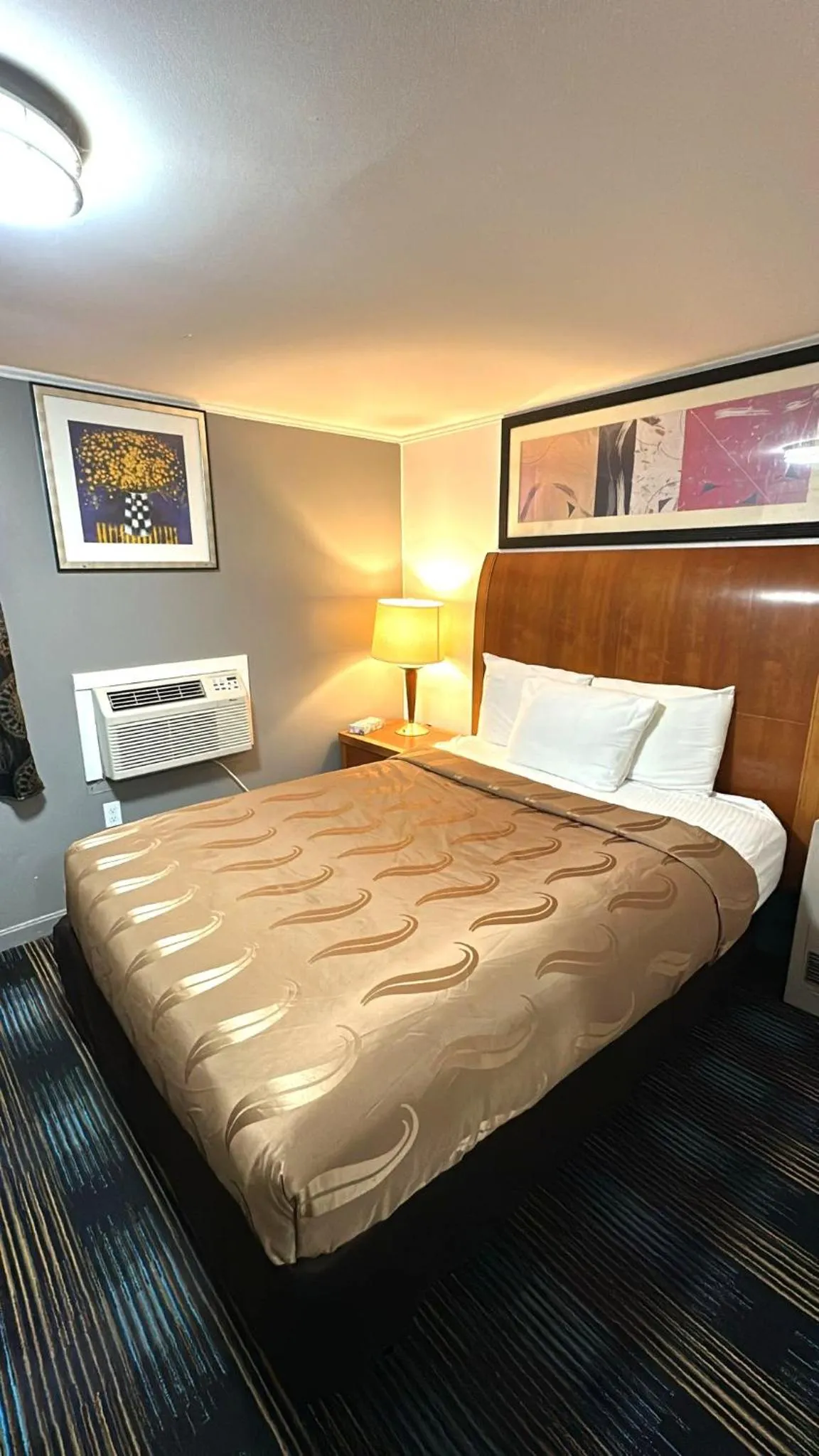 Bed in Pilgrim Inn & Cottages