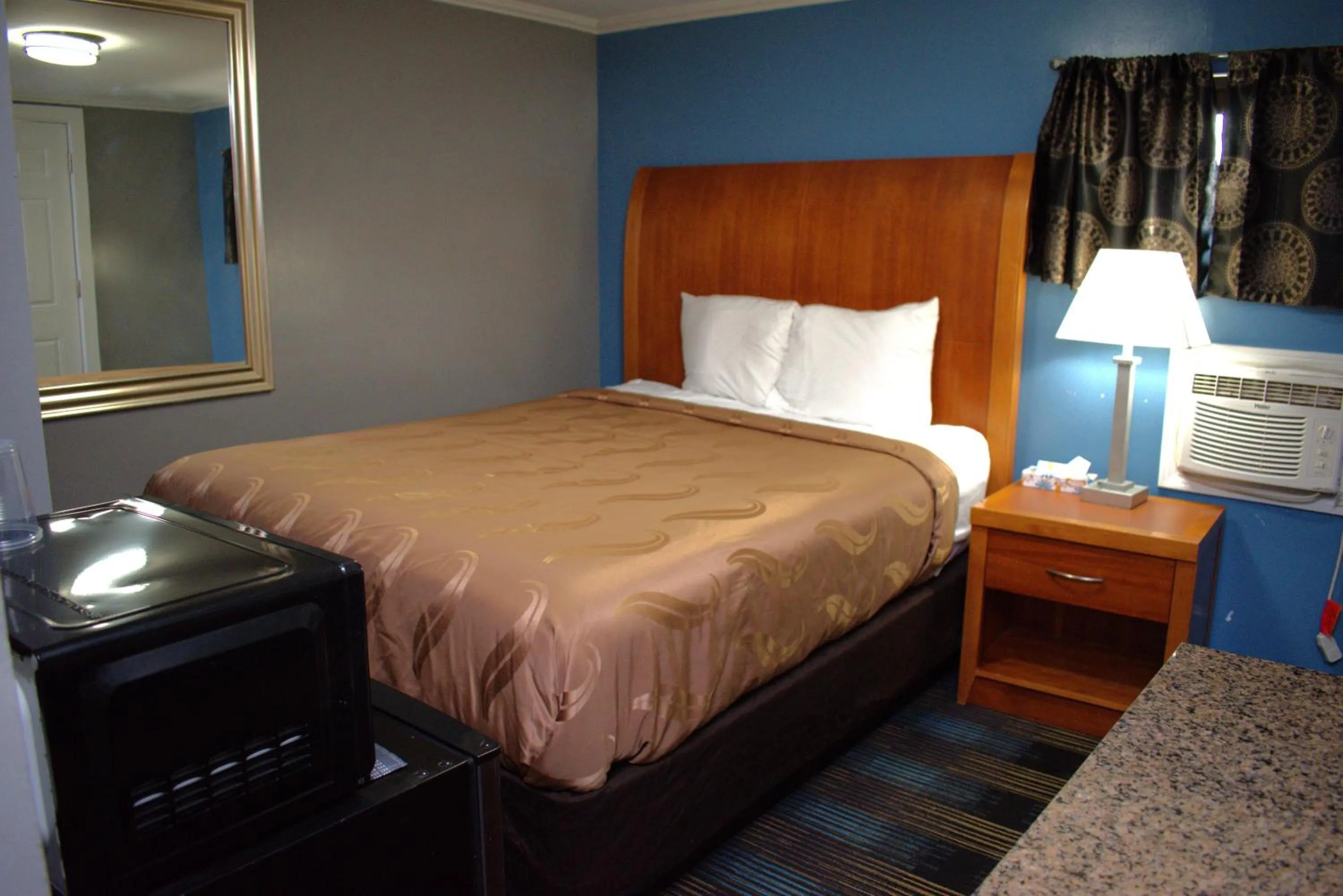 Bed in Pilgrim Inn & Cottages