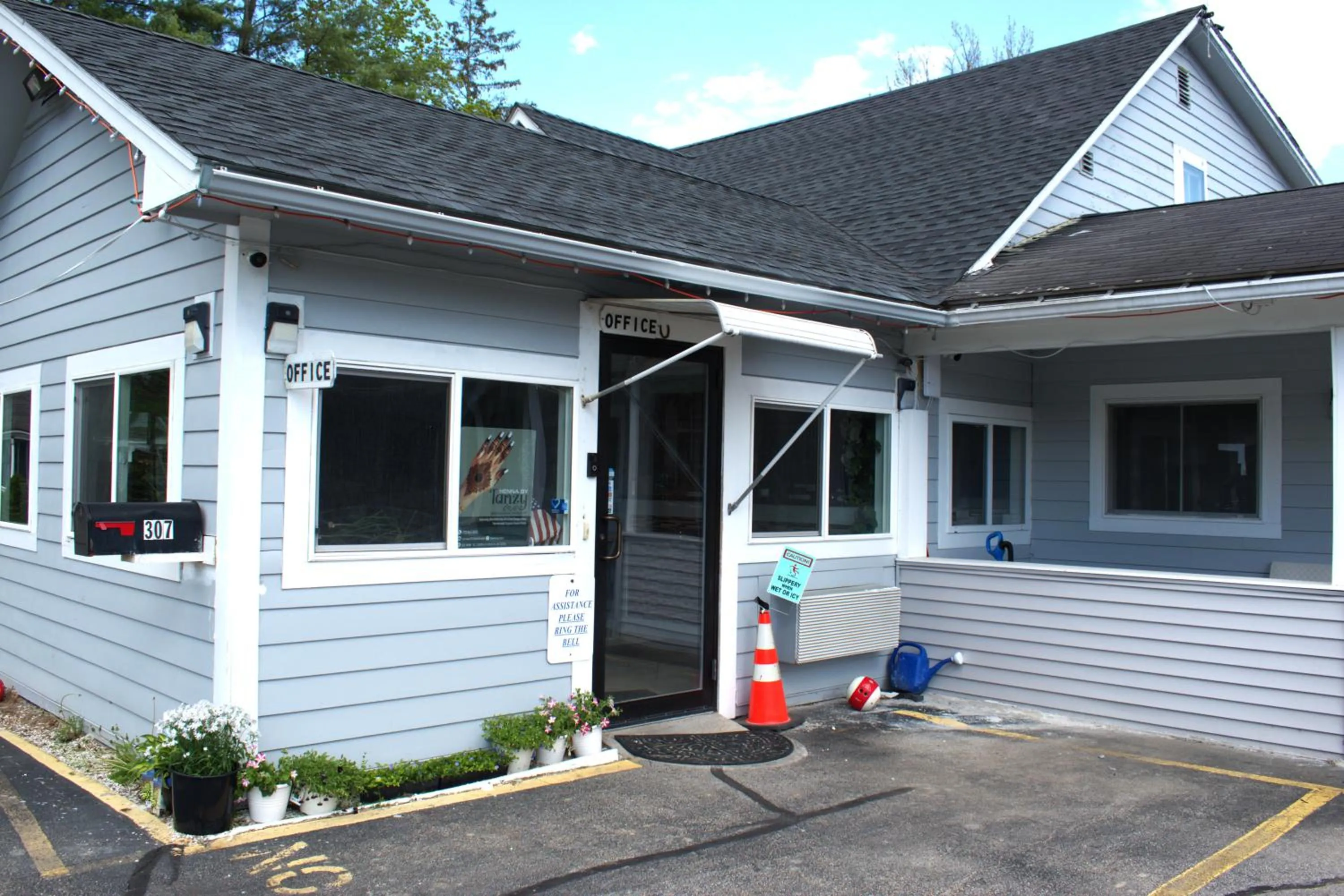 Property building in Pilgrim Inn & Cottages