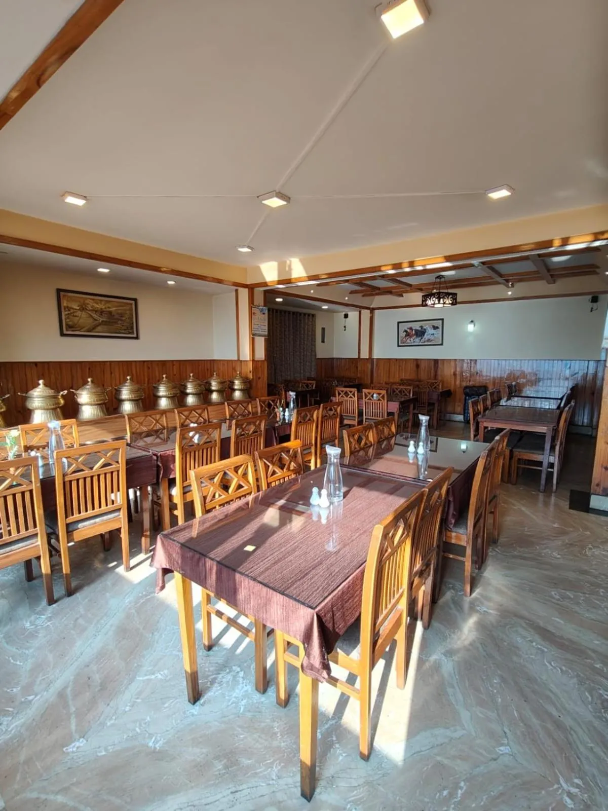 Restaurant/places to eat in Hotel Utpala