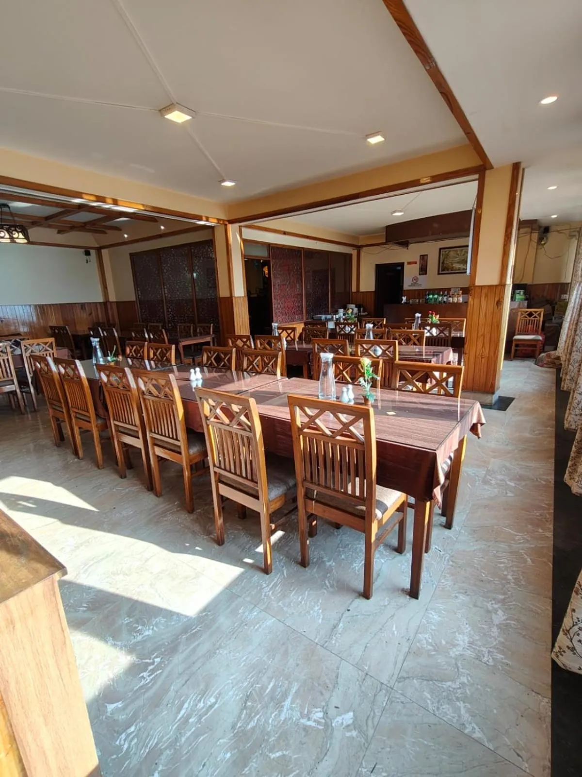 Restaurant/places to eat in Hotel Utpala