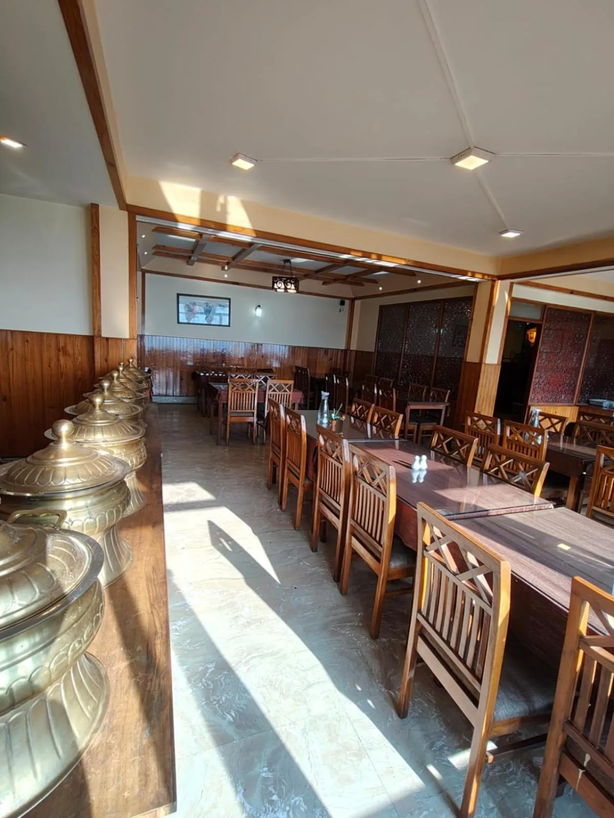 Restaurant/places to eat in Hotel Utpala