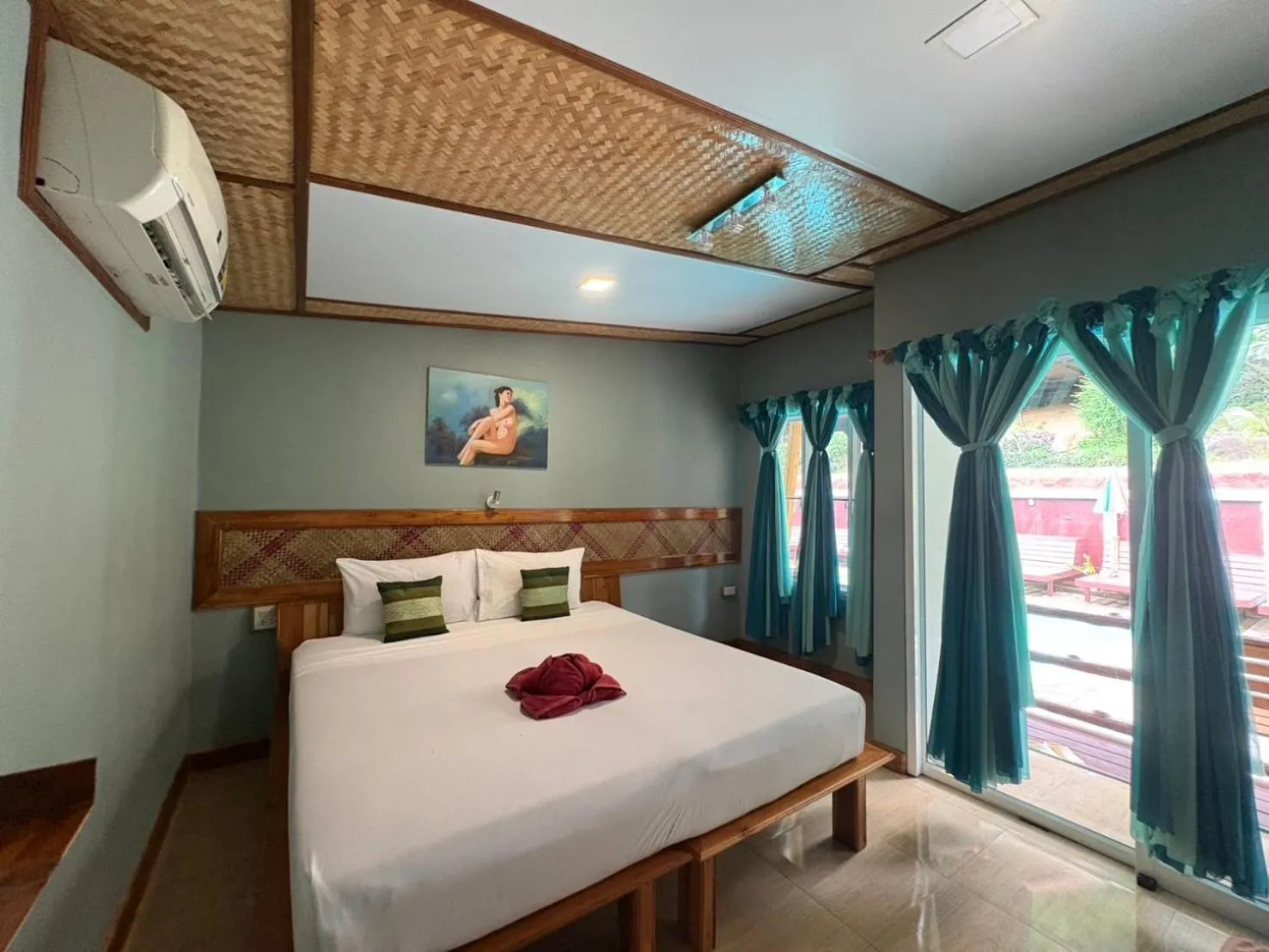Bed in Phi Phi Ingphu Viewpoint Hotel