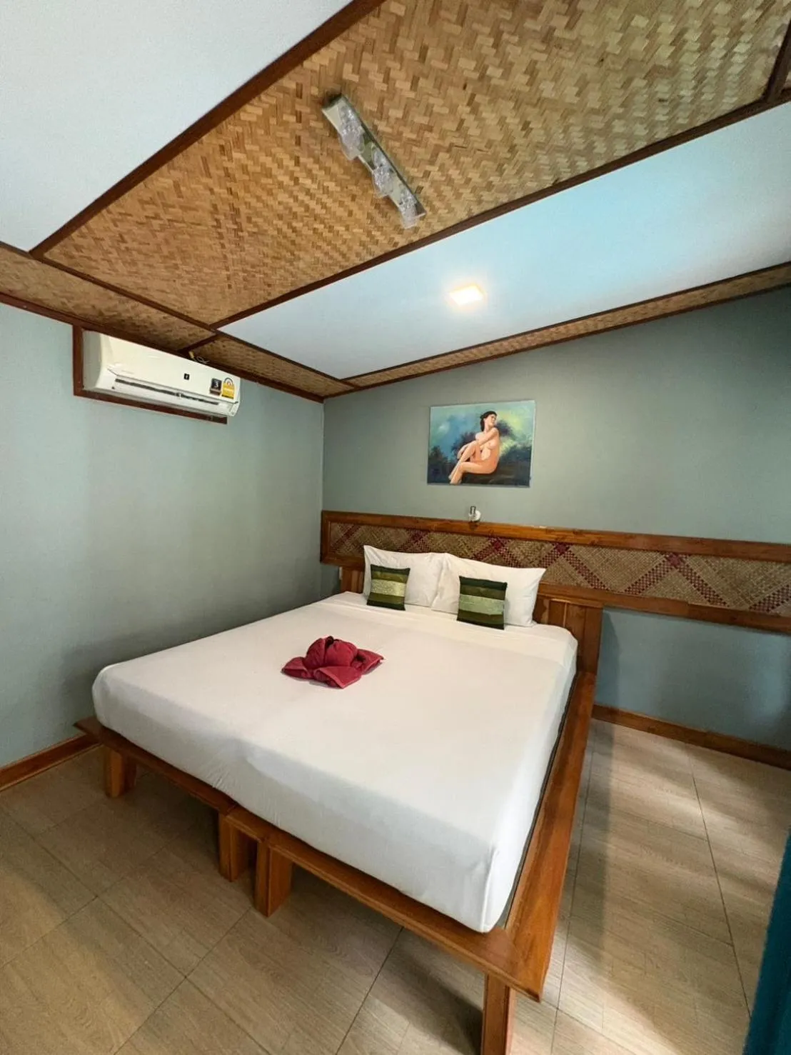 Bed in Phi Phi Ingphu Viewpoint Hotel