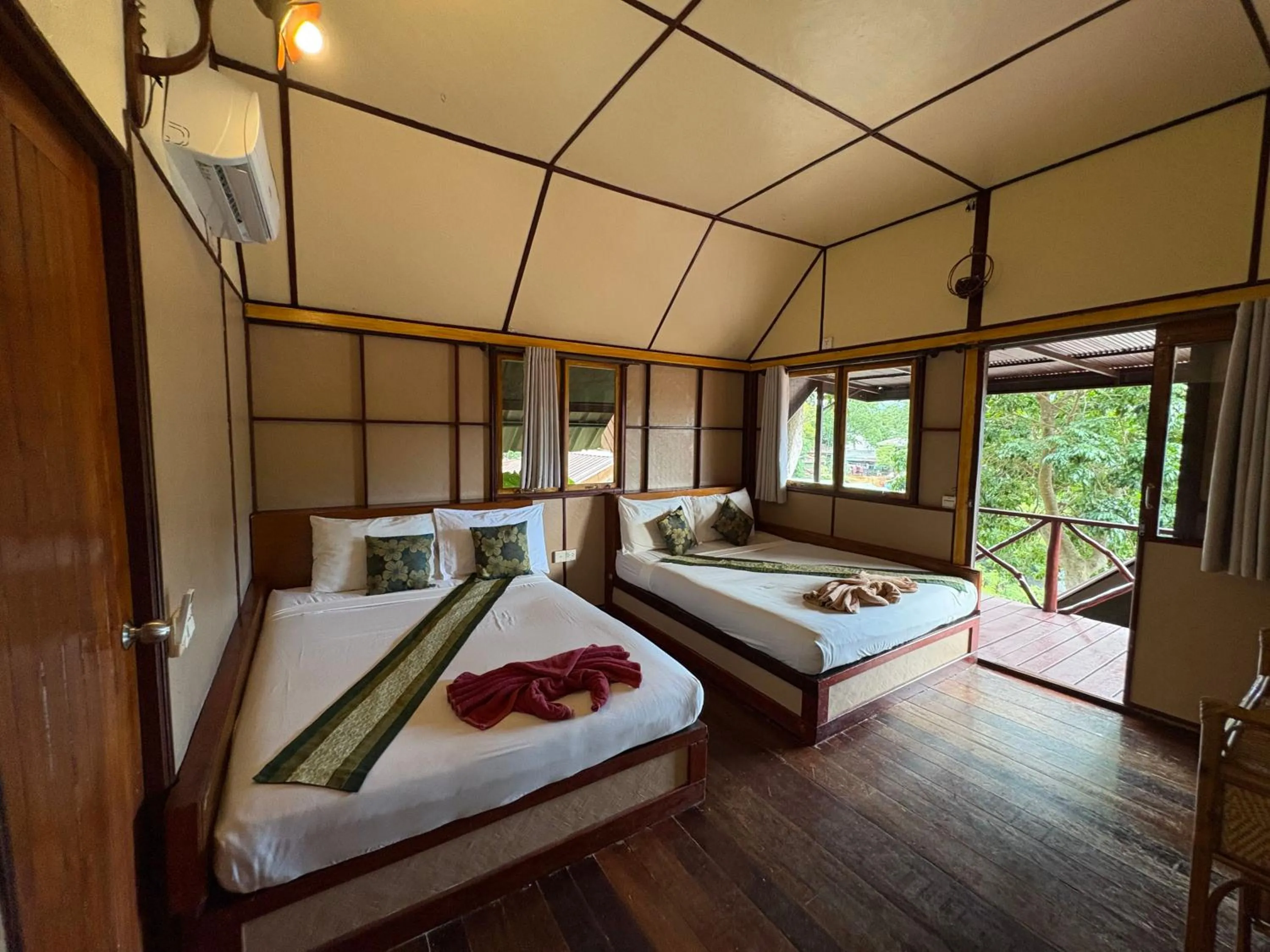 Bed in Phi Phi Ingphu Viewpoint Hotel