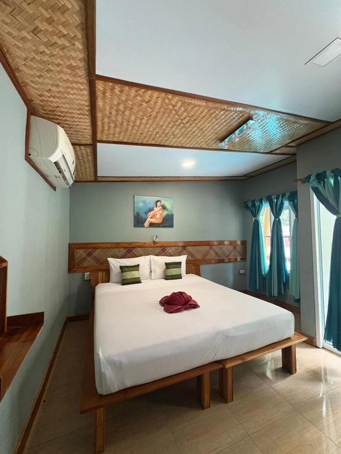 Bed in Phi Phi Ingphu Viewpoint Hotel
