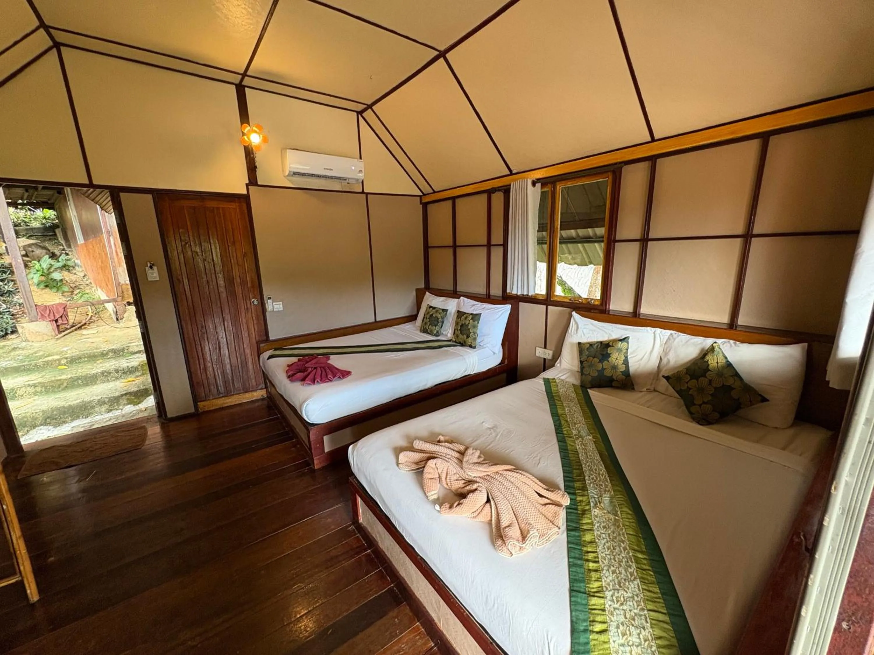 Bed in Phi Phi Ingphu Viewpoint Hotel