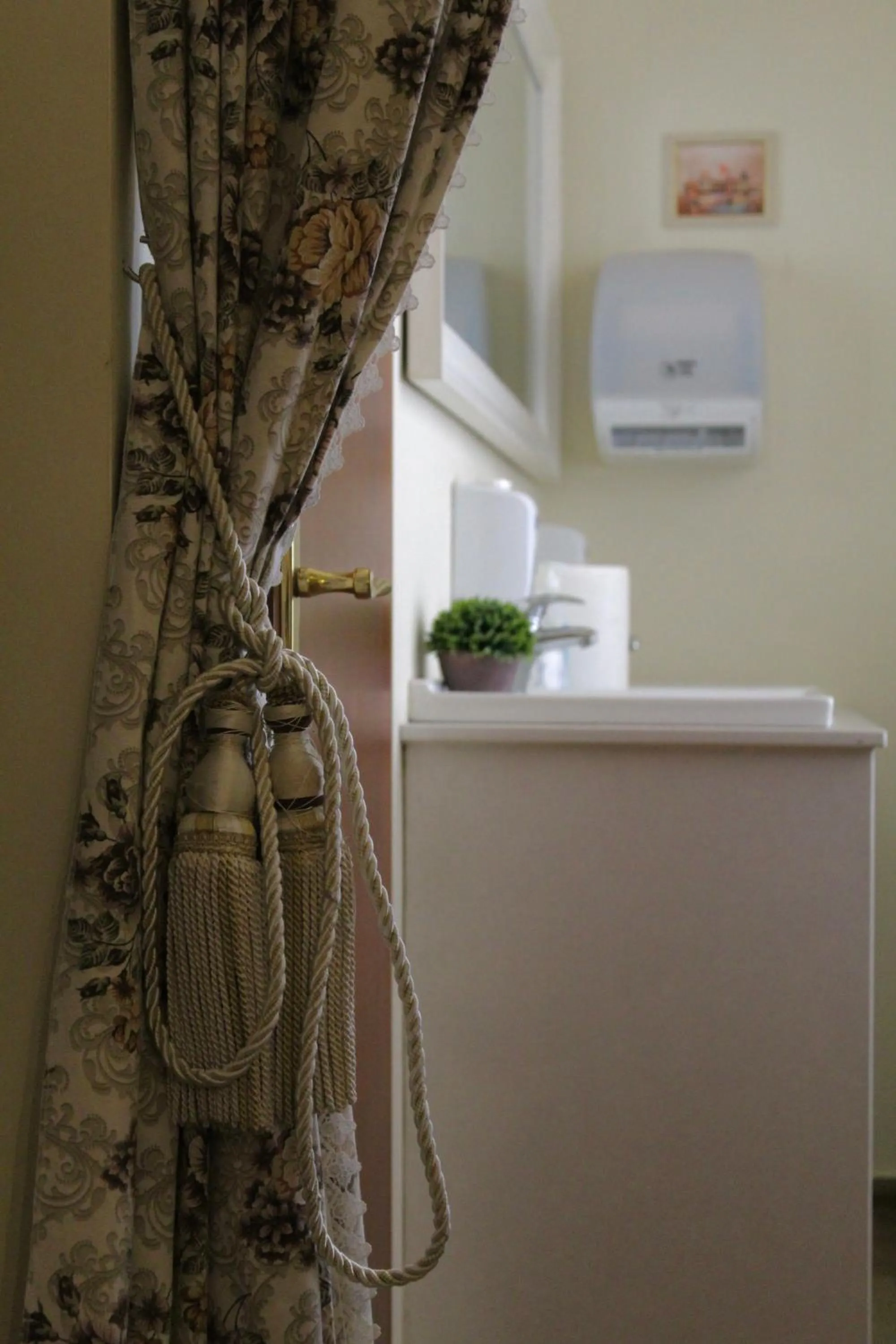 Restaurant/places to eat in Hotel Opera Jaz