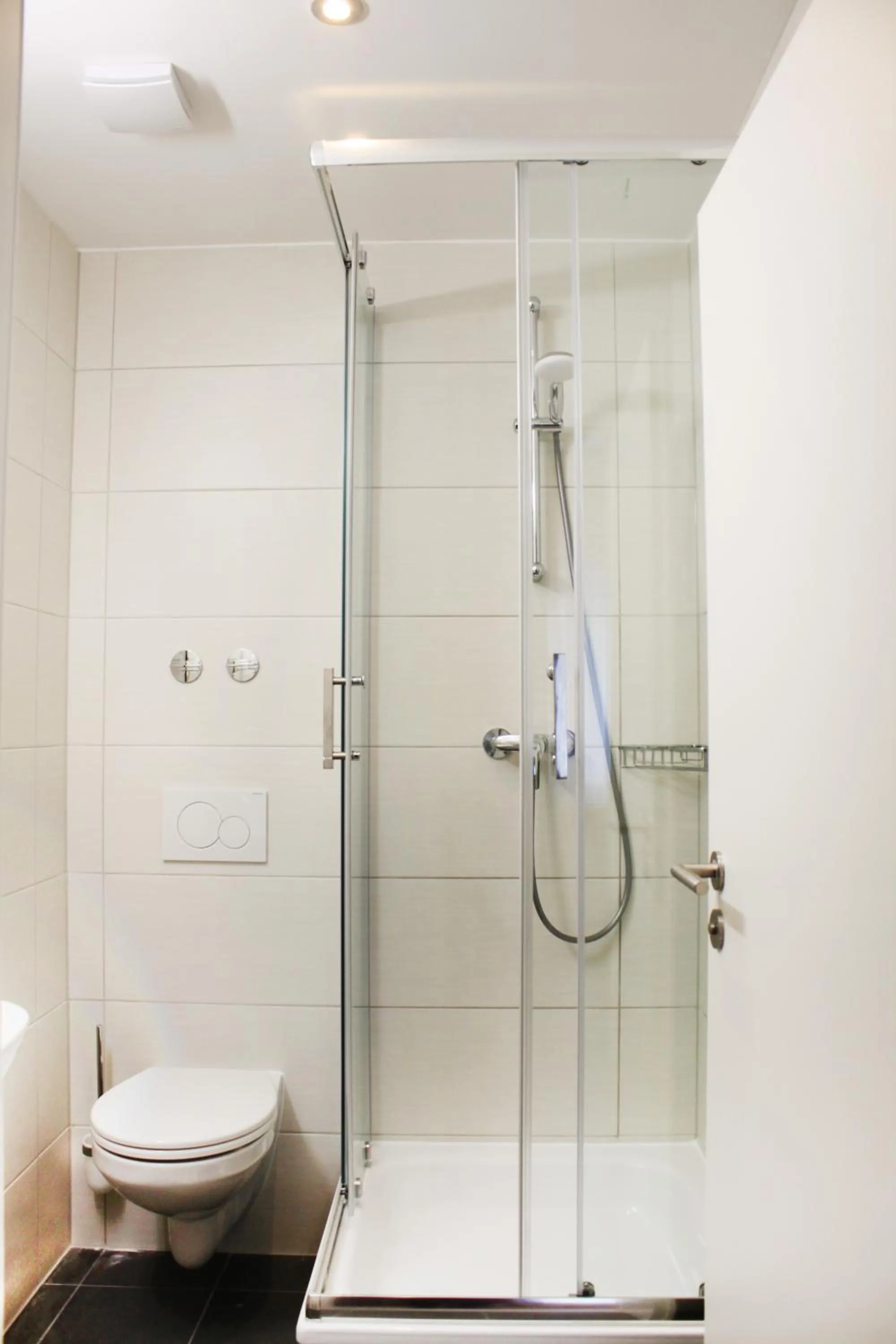 Shower in Anor Hotel & Conference Center Frankfurt Airport
