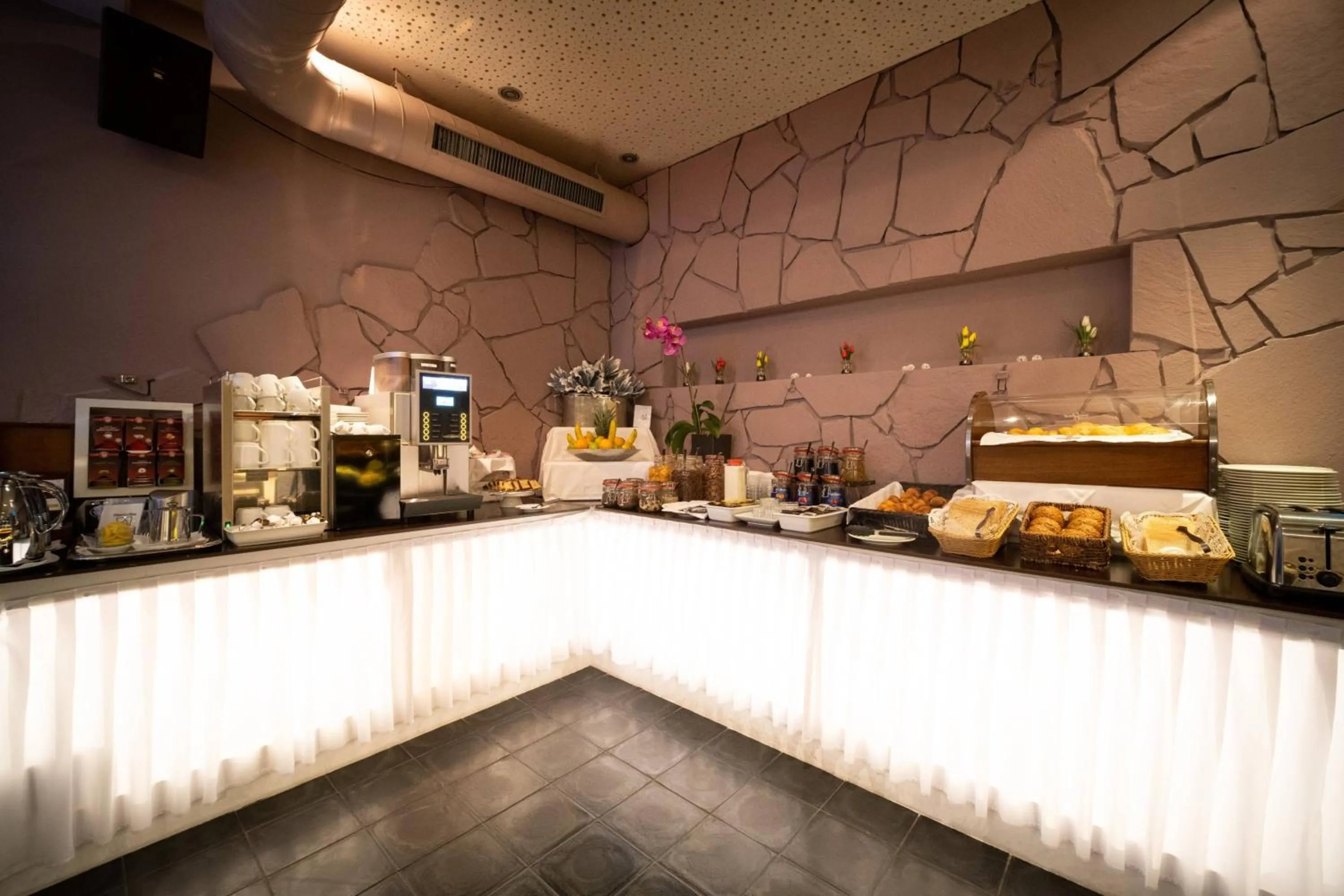 Breakfast in Anor Hotel & Conference Center Frankfurt Airport