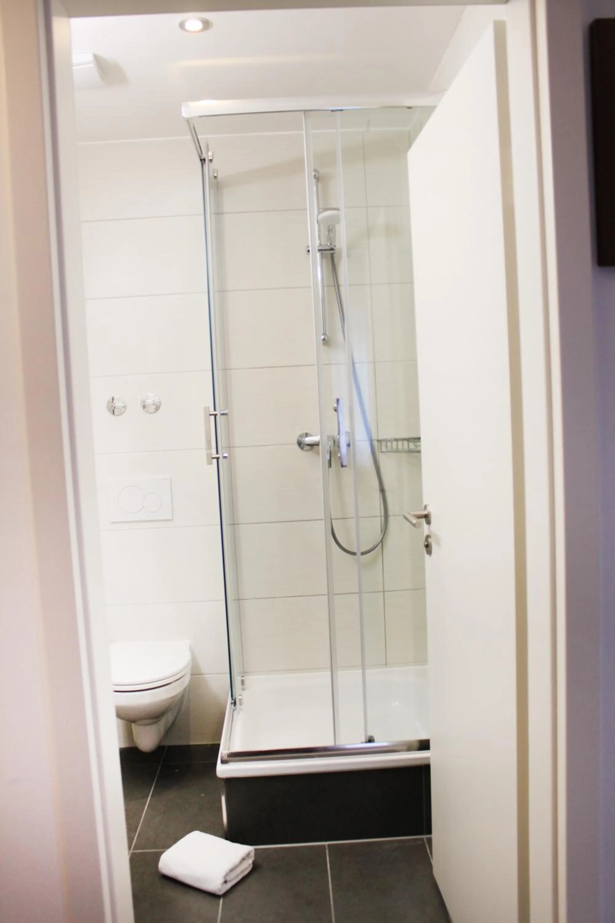 Shower in Anor Hotel & Conference Center Frankfurt Airport