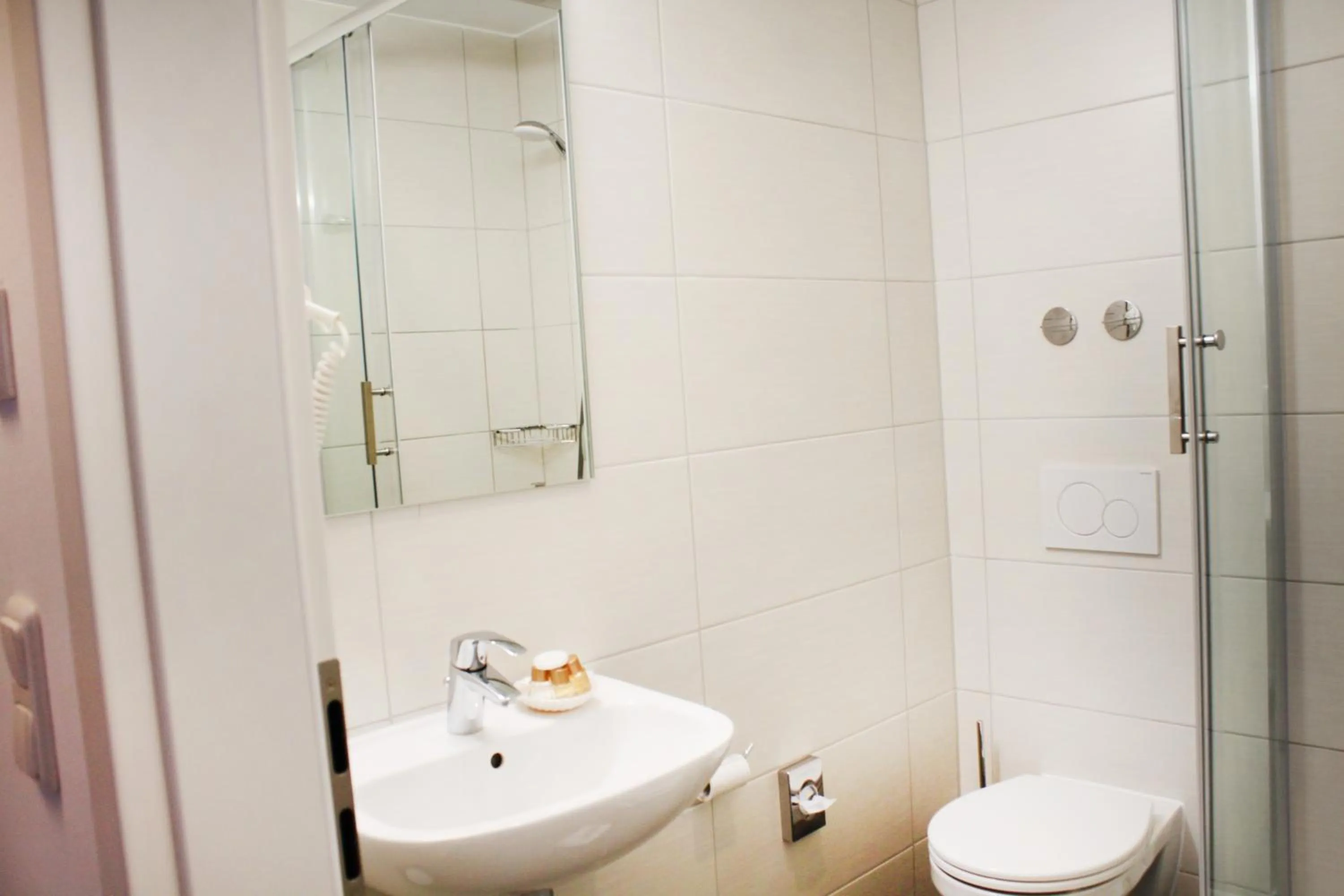 Shower in Anor Hotel & Conference Center Frankfurt Airport
