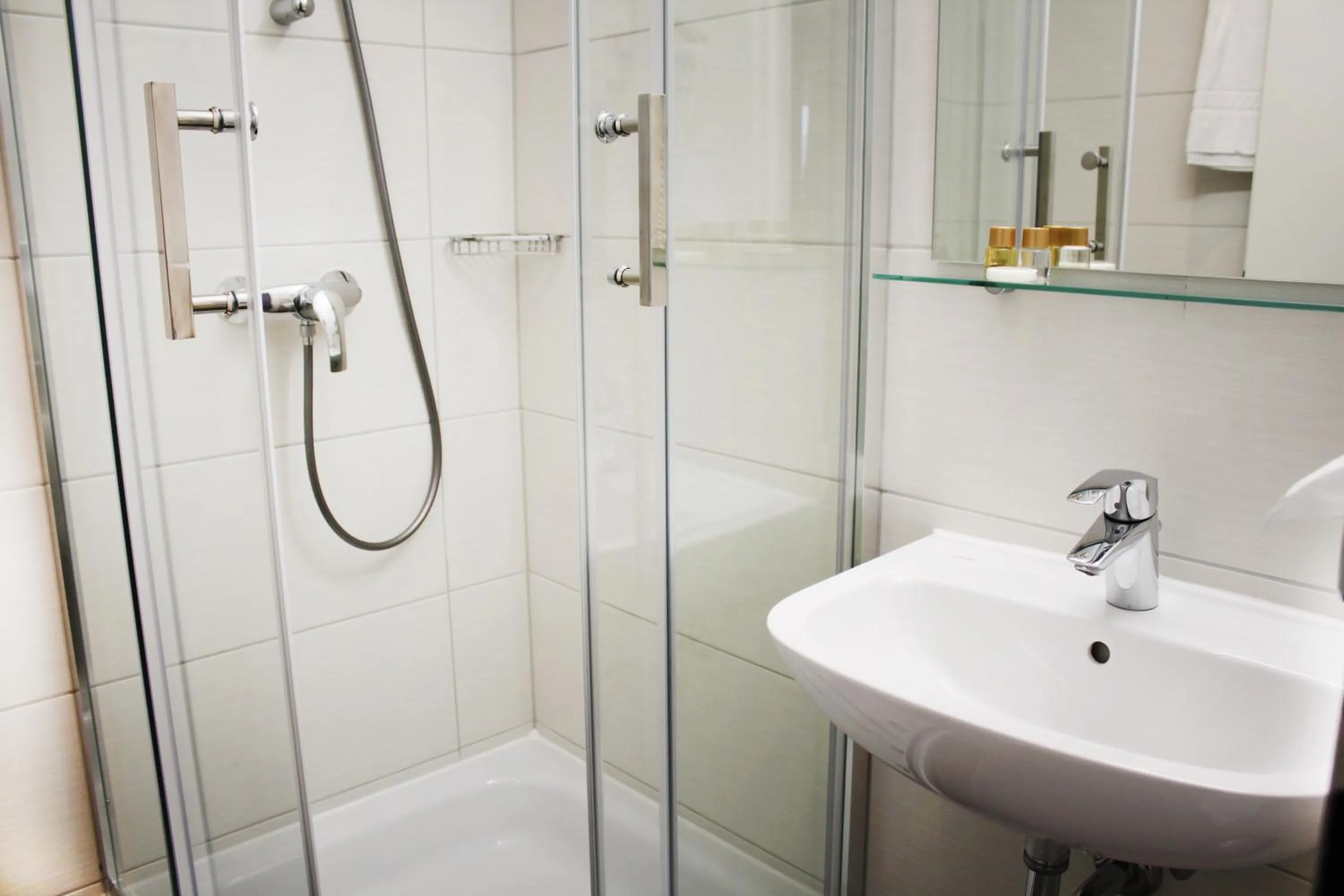 Bathroom in Anor Hotel & Conference Center Frankfurt Airport