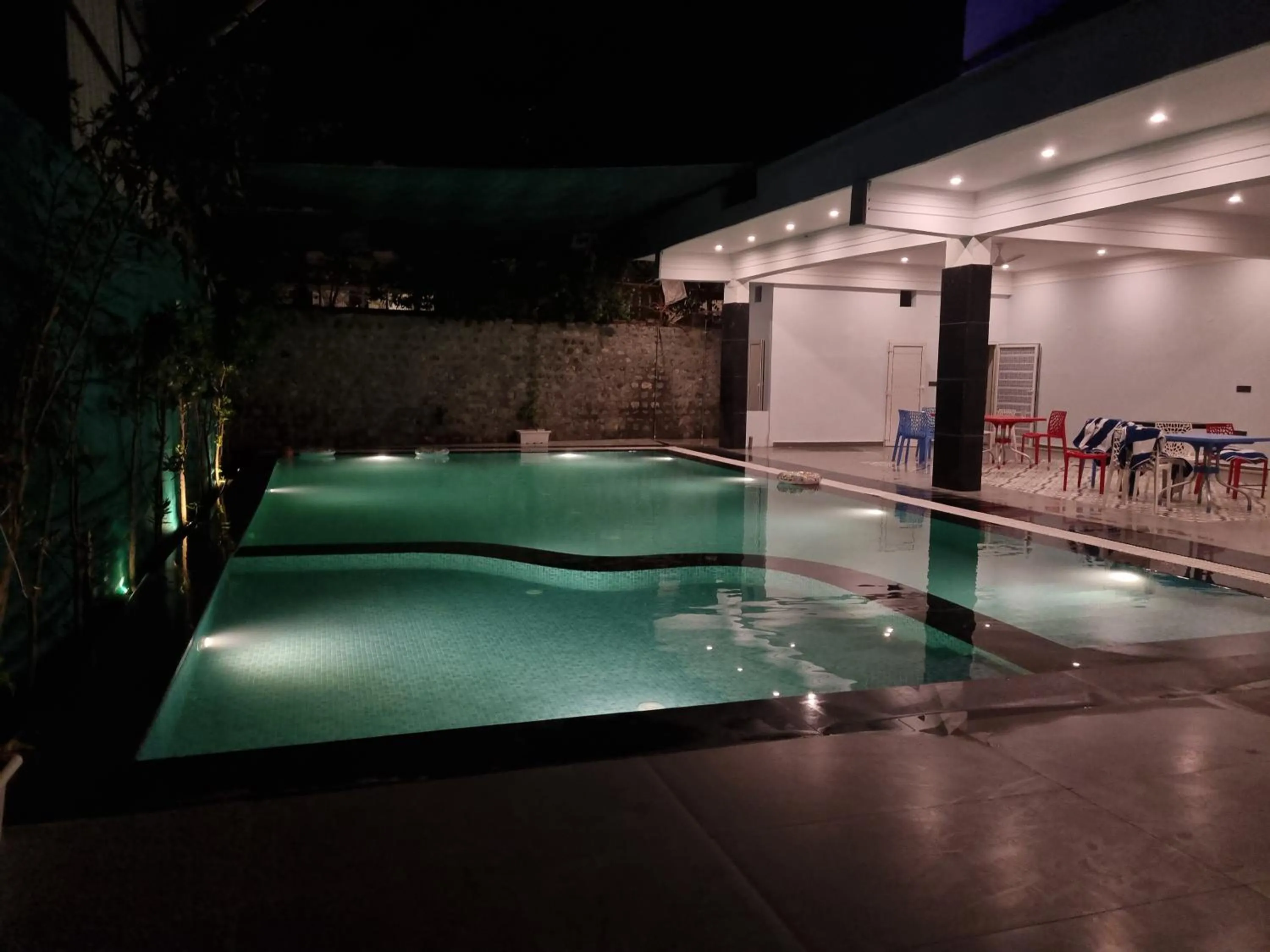 Swimming pool in Ravihans Aranyam - Resort & Restaurant