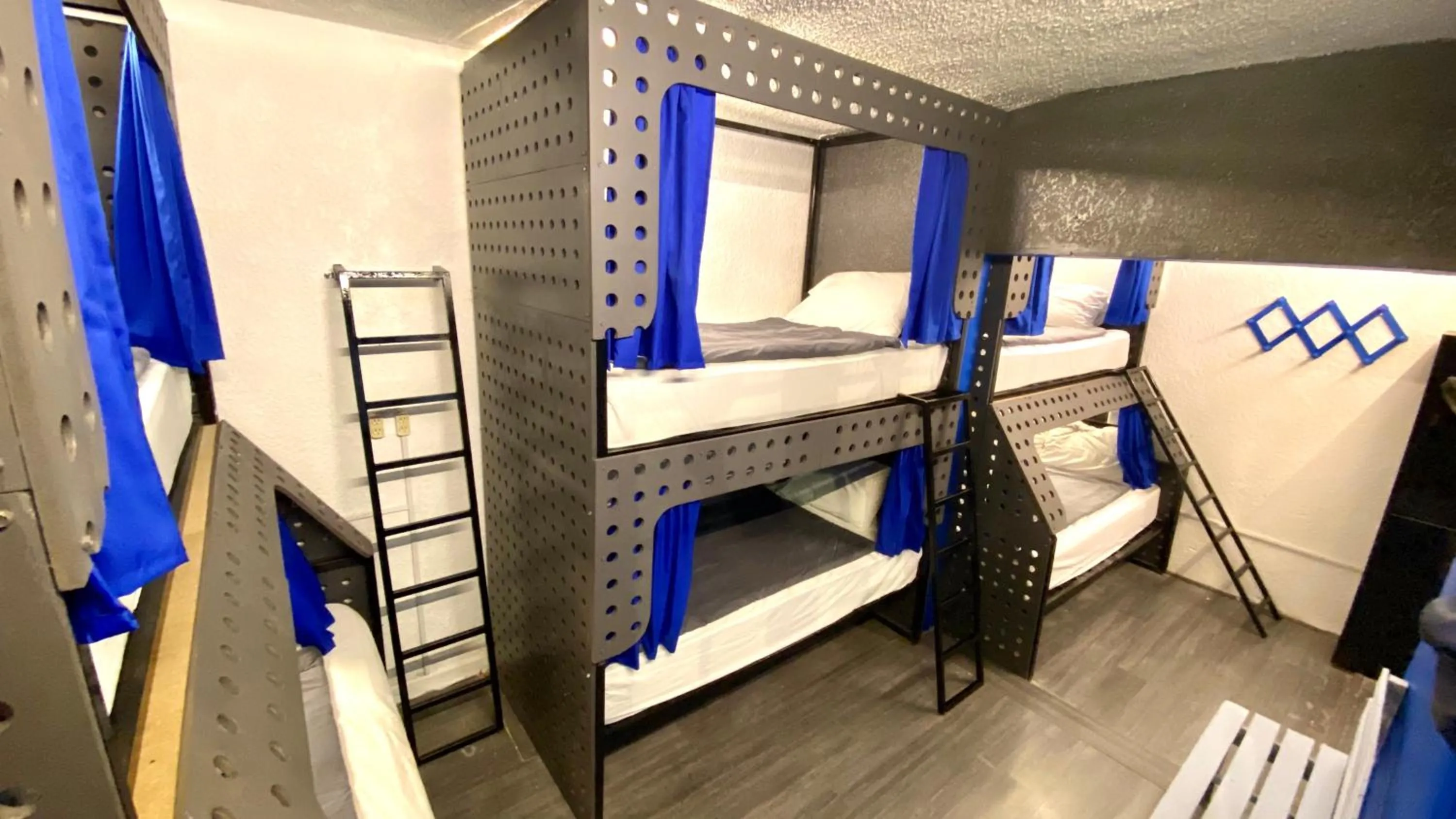 bunk bed in ROOMIES HOSTEL Roma
