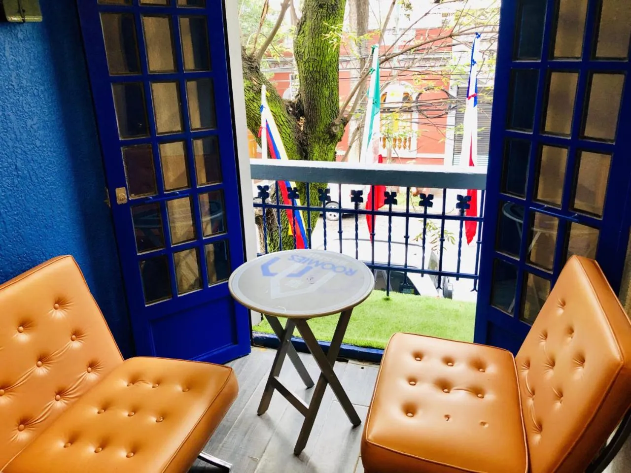 Communal lounge/ TV room in ROOMIES HOSTEL Roma