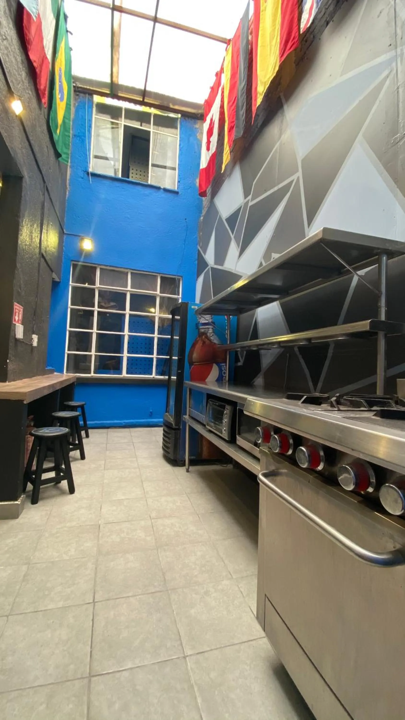 Communal kitchen in ROOMIES HOSTEL Roma