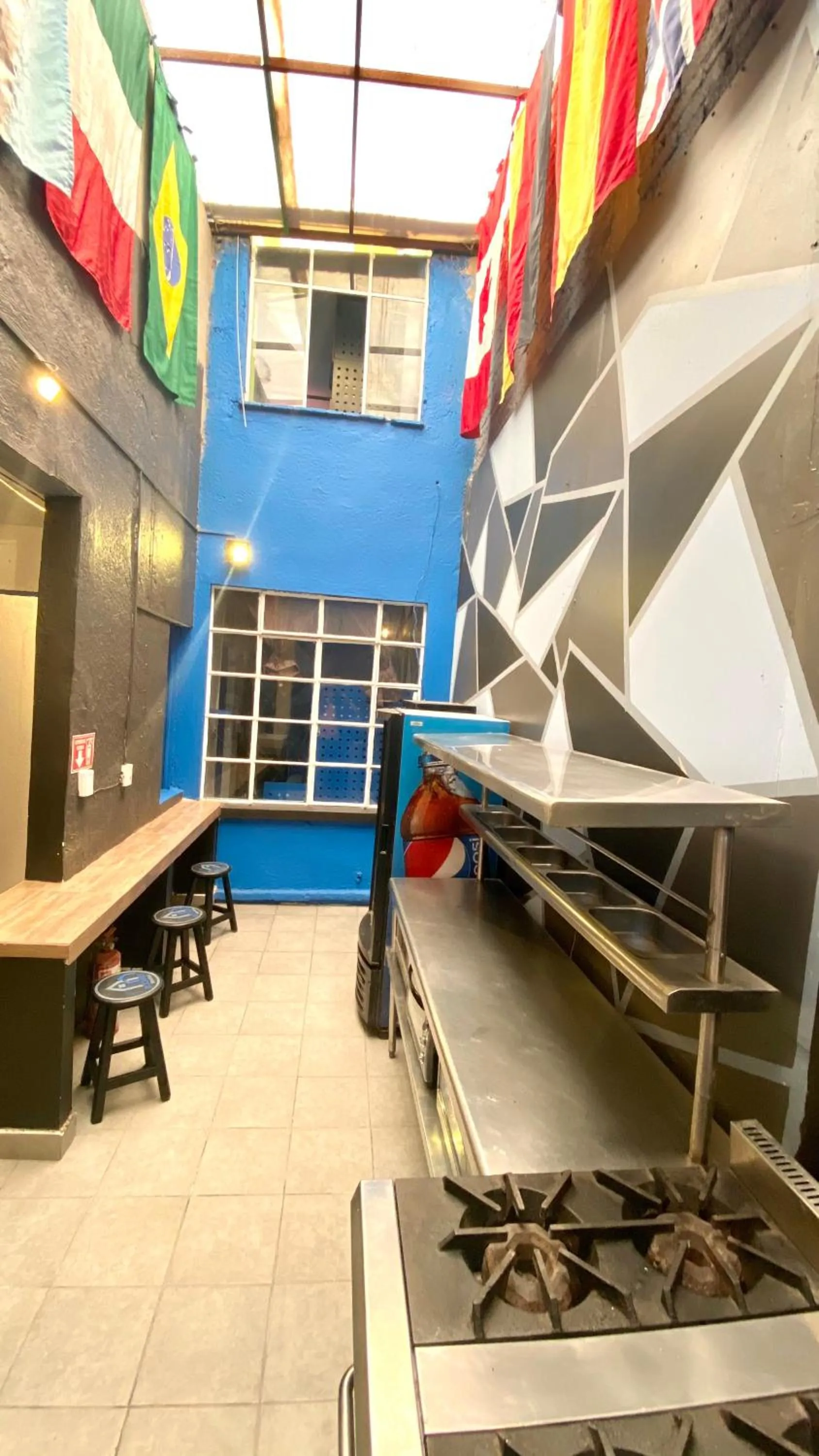 Communal kitchen in ROOMIES HOSTEL Roma