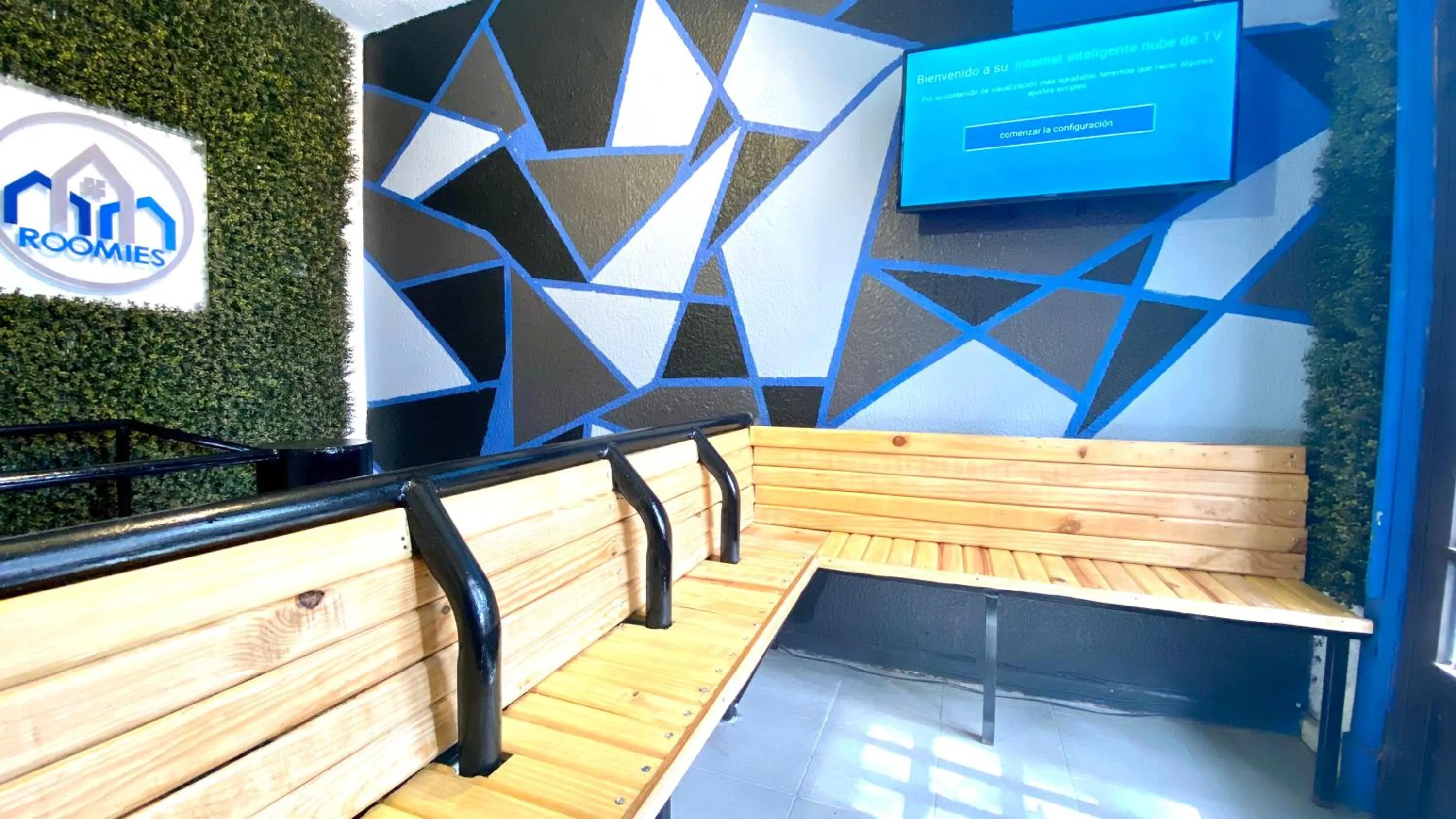 Communal lounge/ TV room in ROOMIES HOSTEL Roma