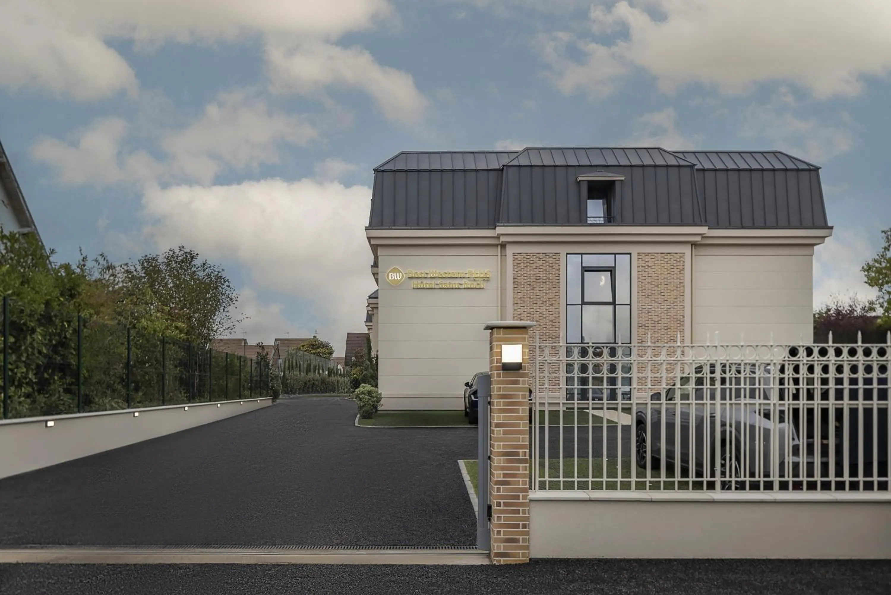 Property building in Best Western Plus Hotel Saint-Roch Orleans