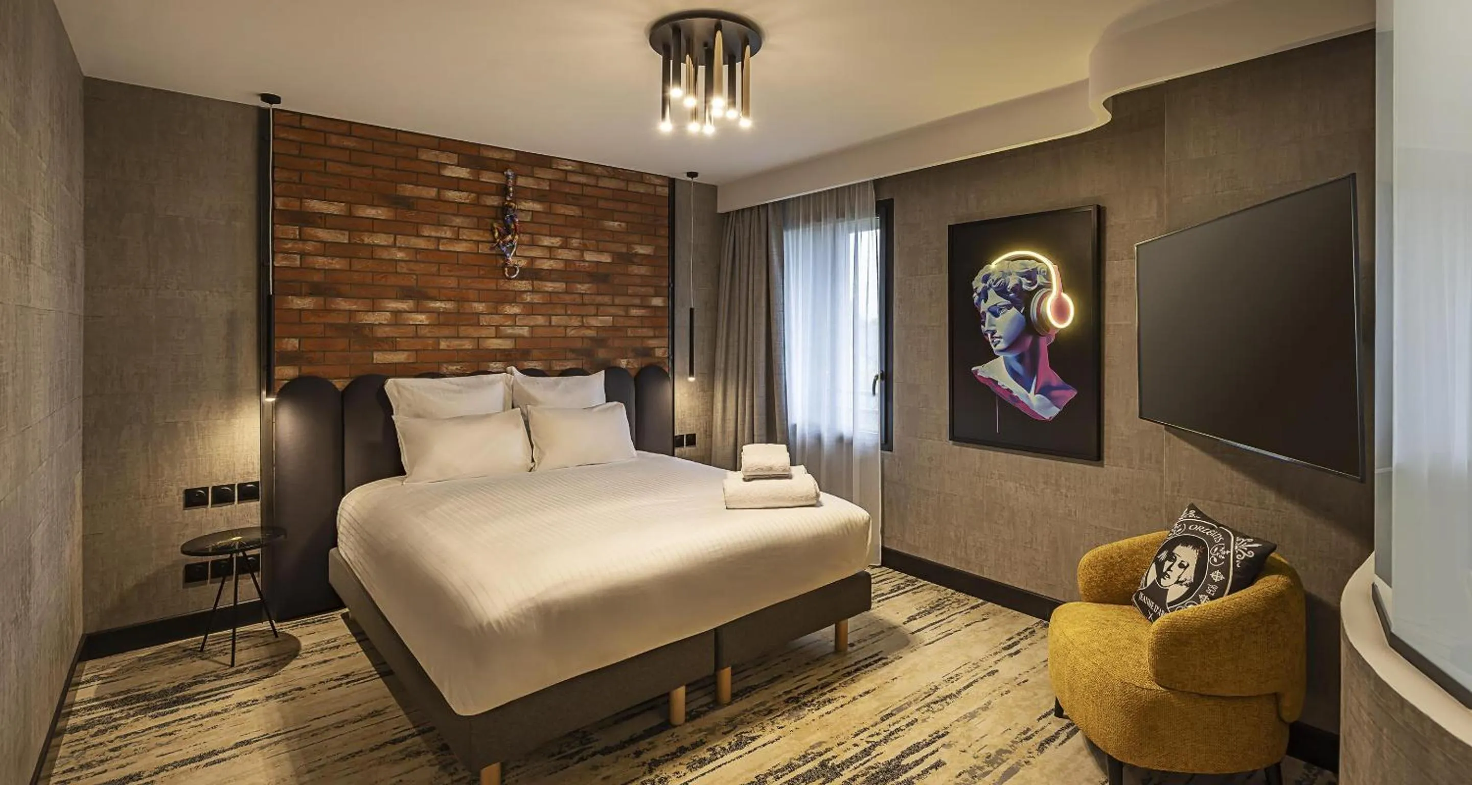 Bed in Best Western Plus Hotel Saint-Roch Orleans