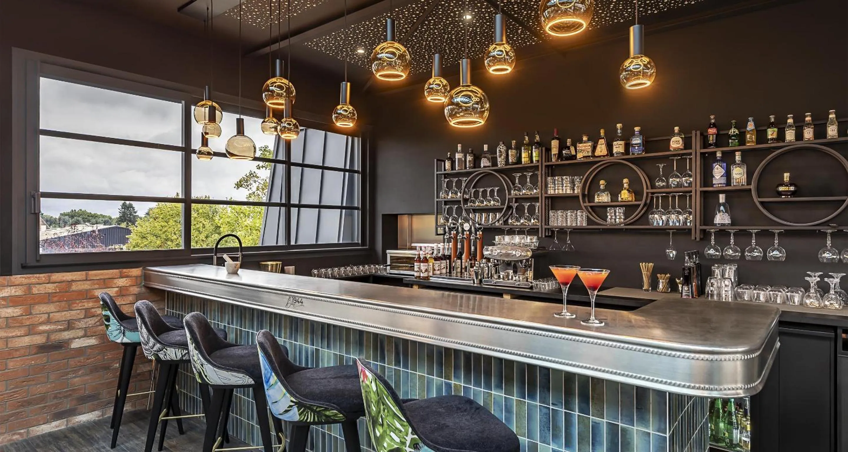 Lounge or bar in Best Western Plus Hotel Saint-Roch Orleans