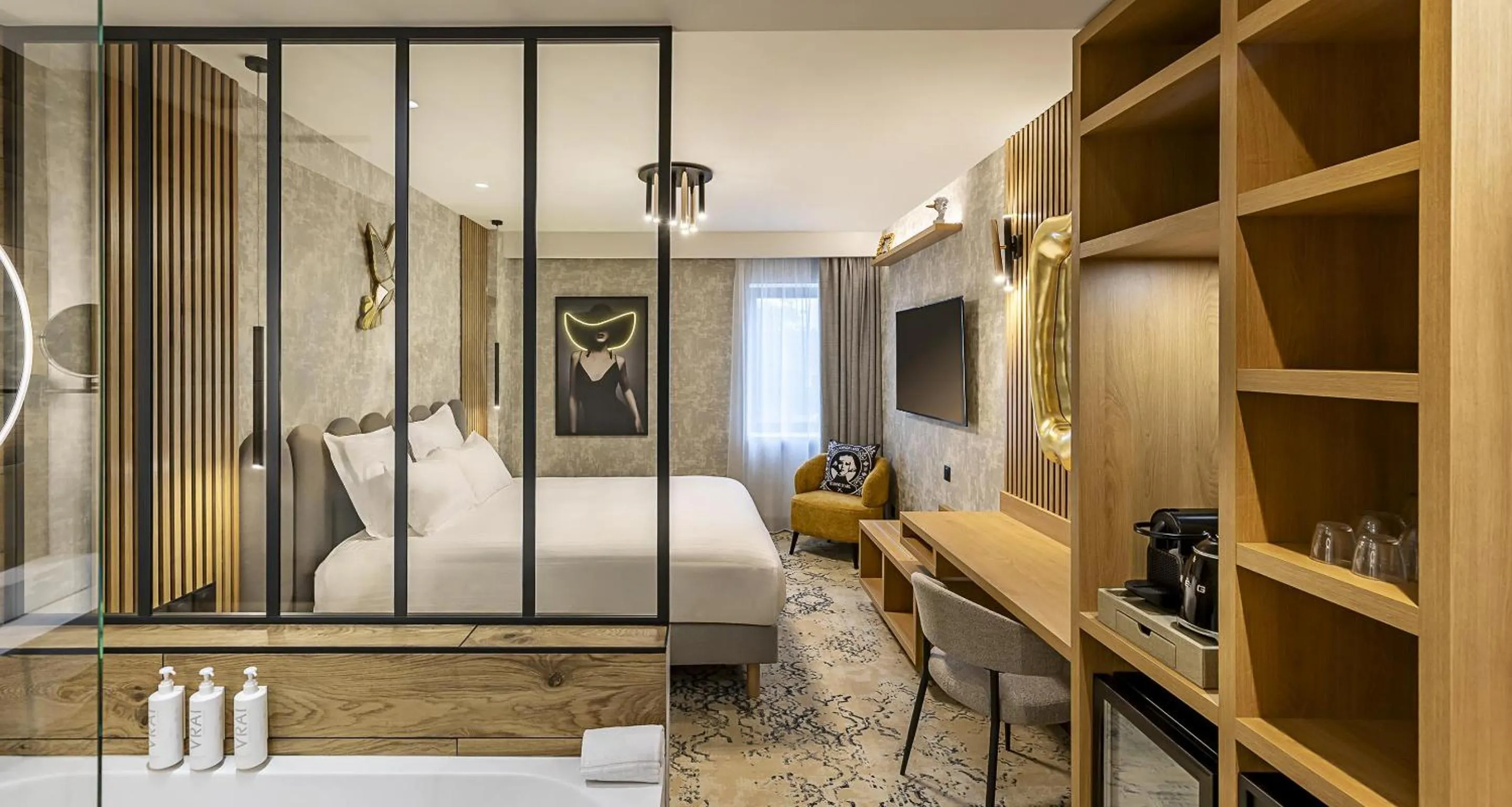 Bathroom, Bed in Best Western Plus Hotel Saint-Roch Orleans