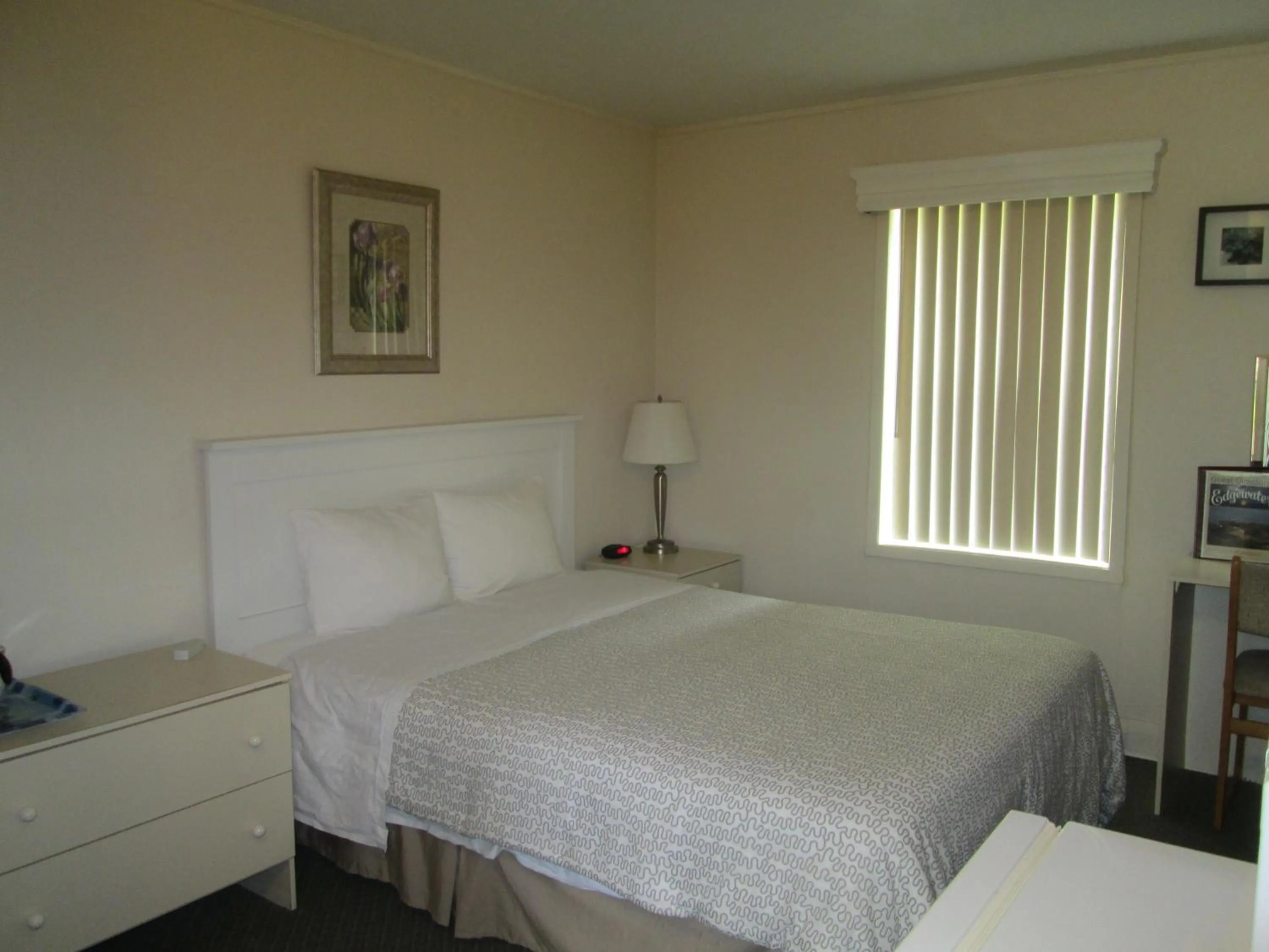 Bedroom in Edgewater Motel and Campground