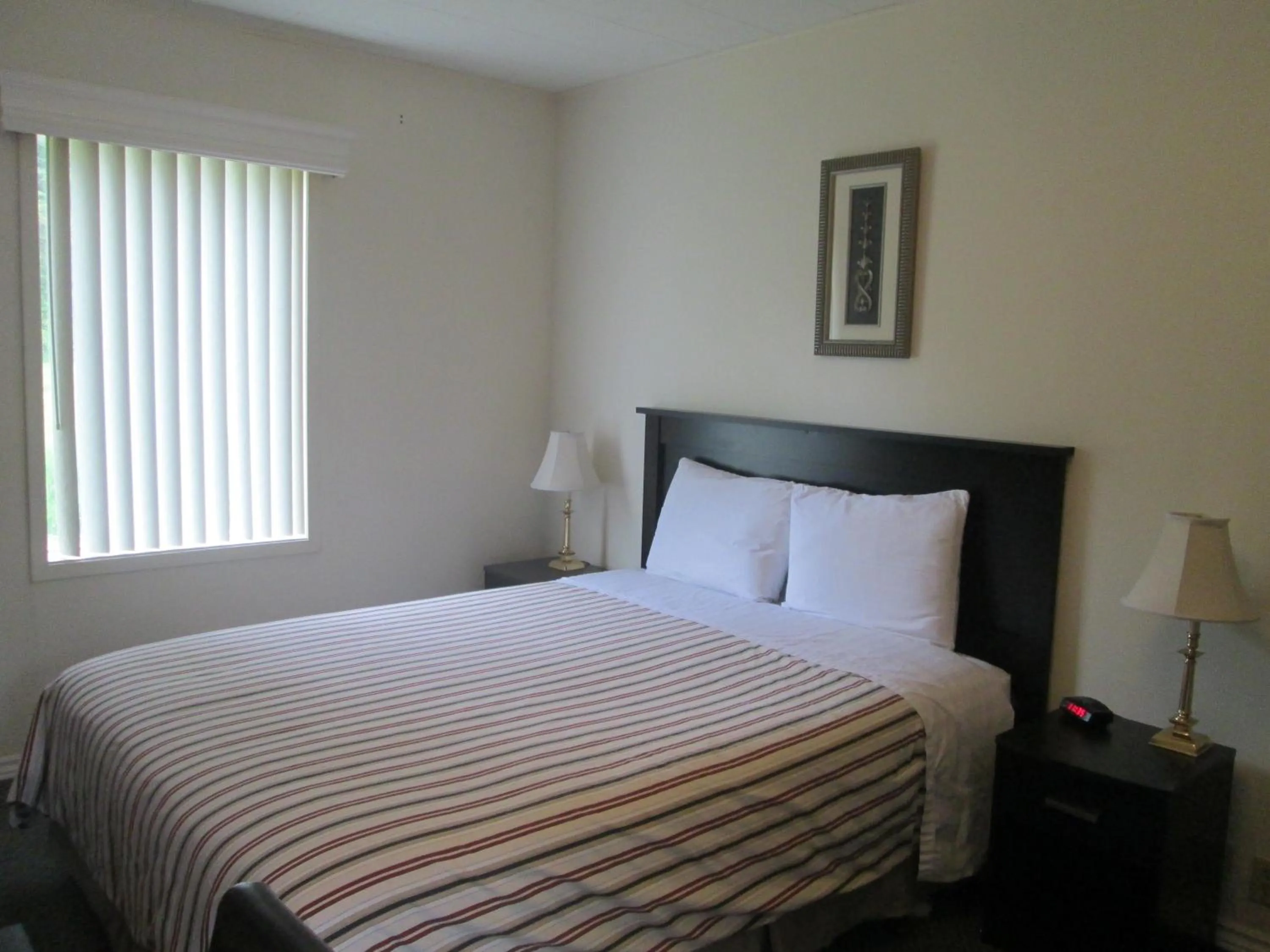 Bedroom in Edgewater Motel and Campground