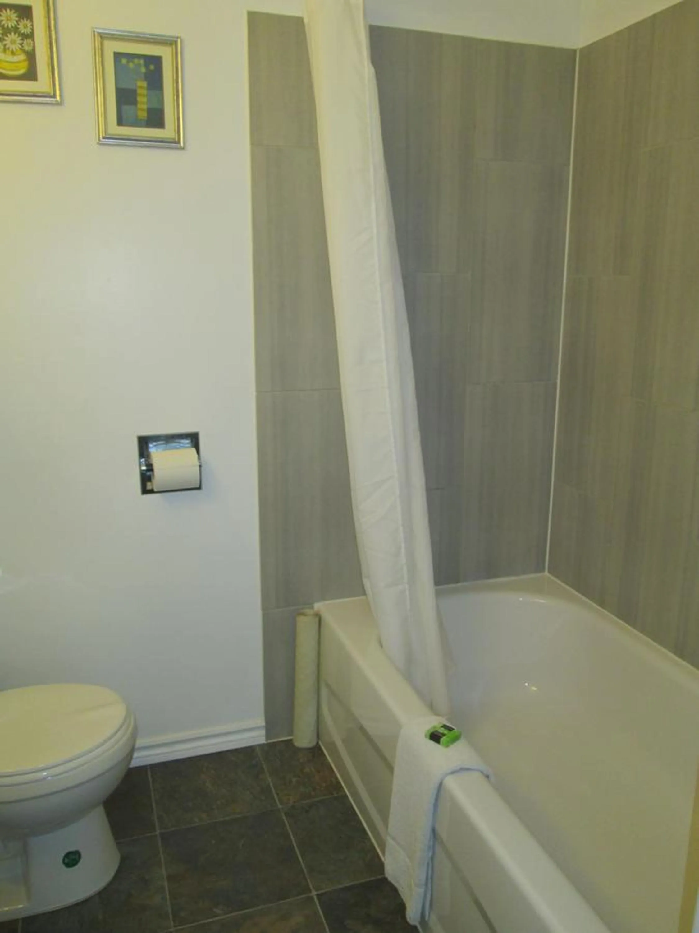 Bathroom in Edgewater Motel and Campground