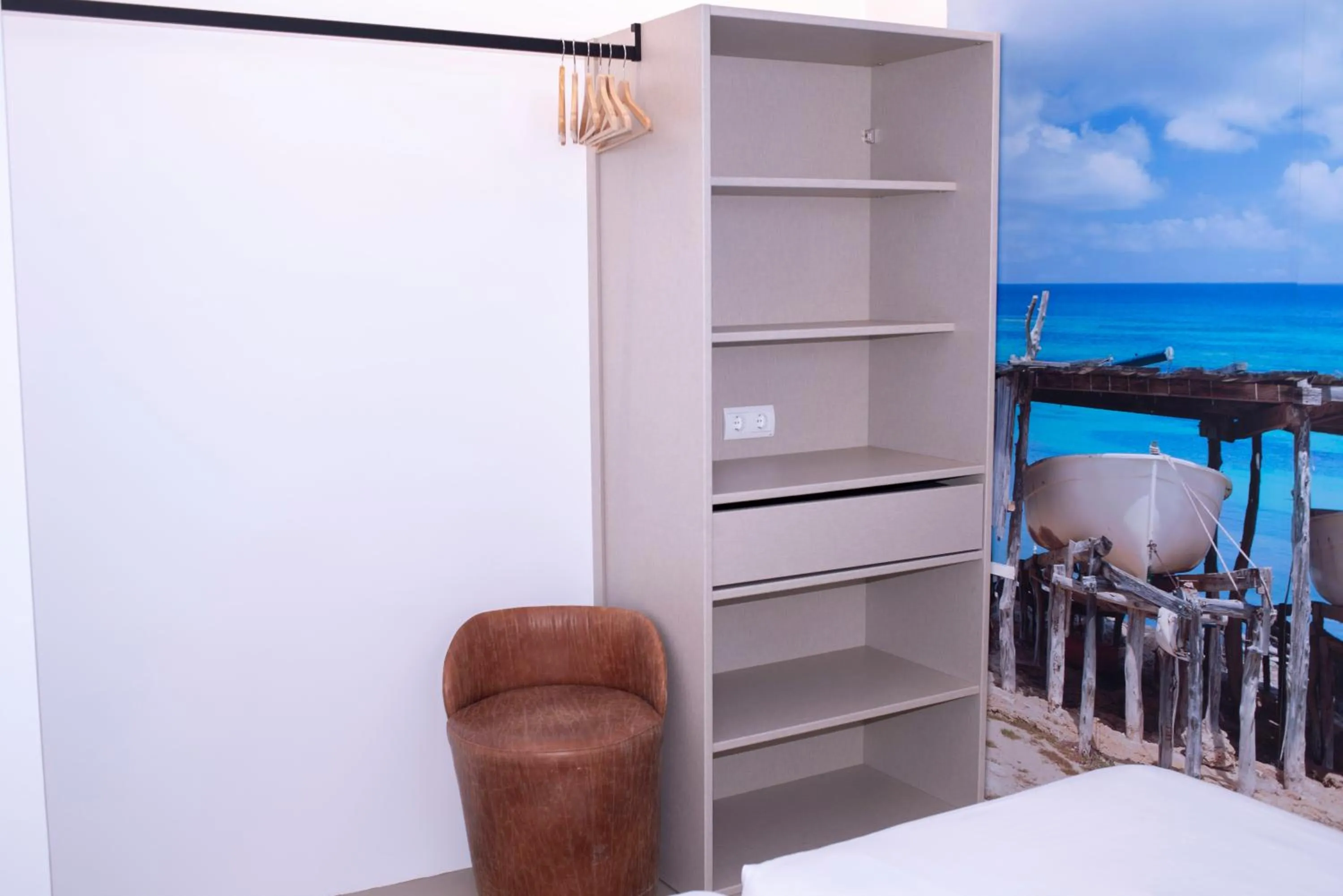wardrobe in Apartamentos Llobet Ibiza