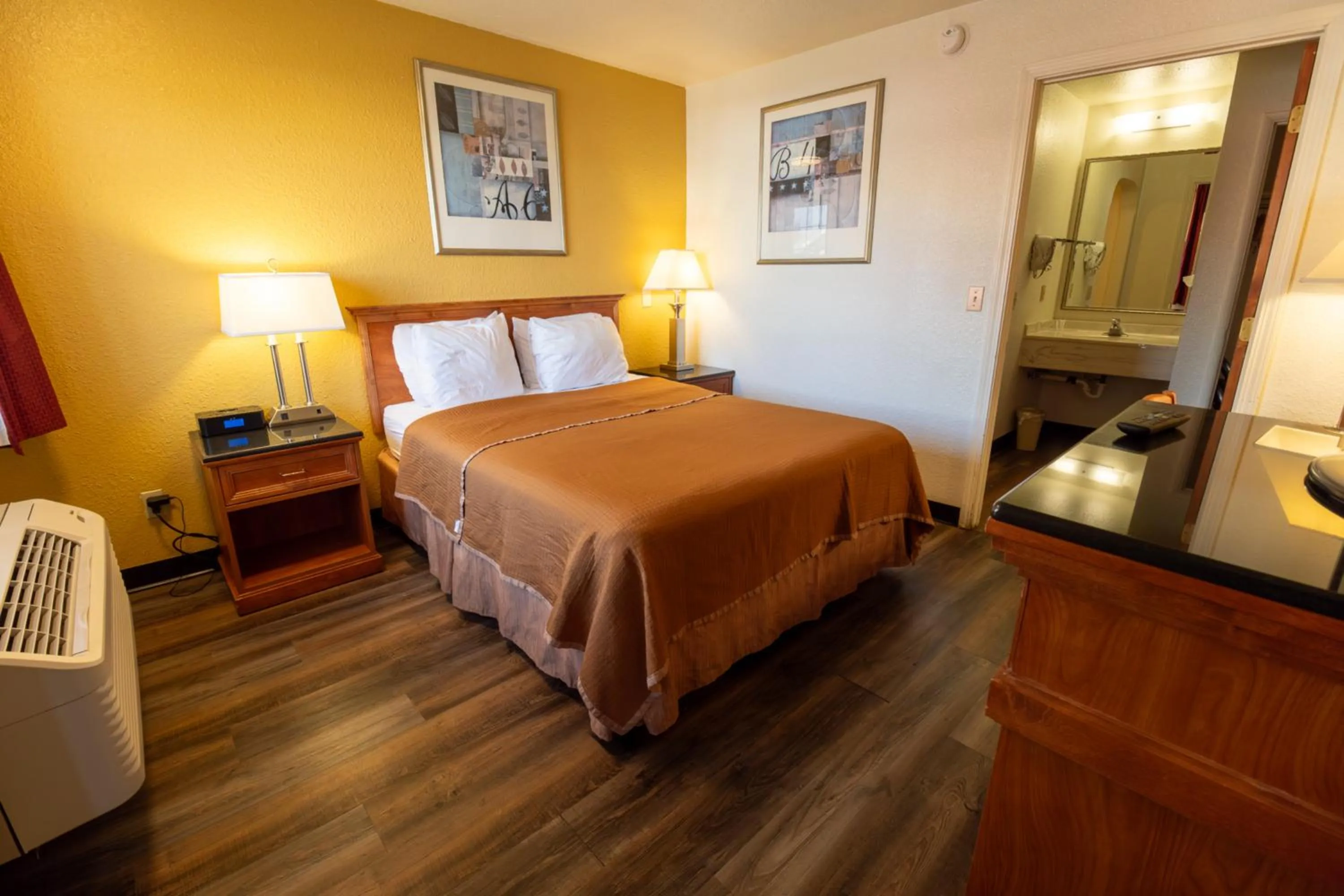 Bedroom, Bed in Hotel Inn Pendleton I-84