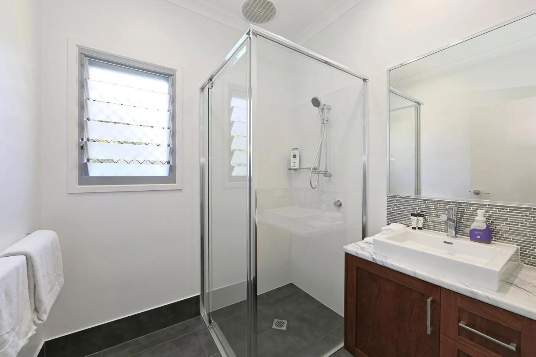 Bathroom in 12th Tee BnB