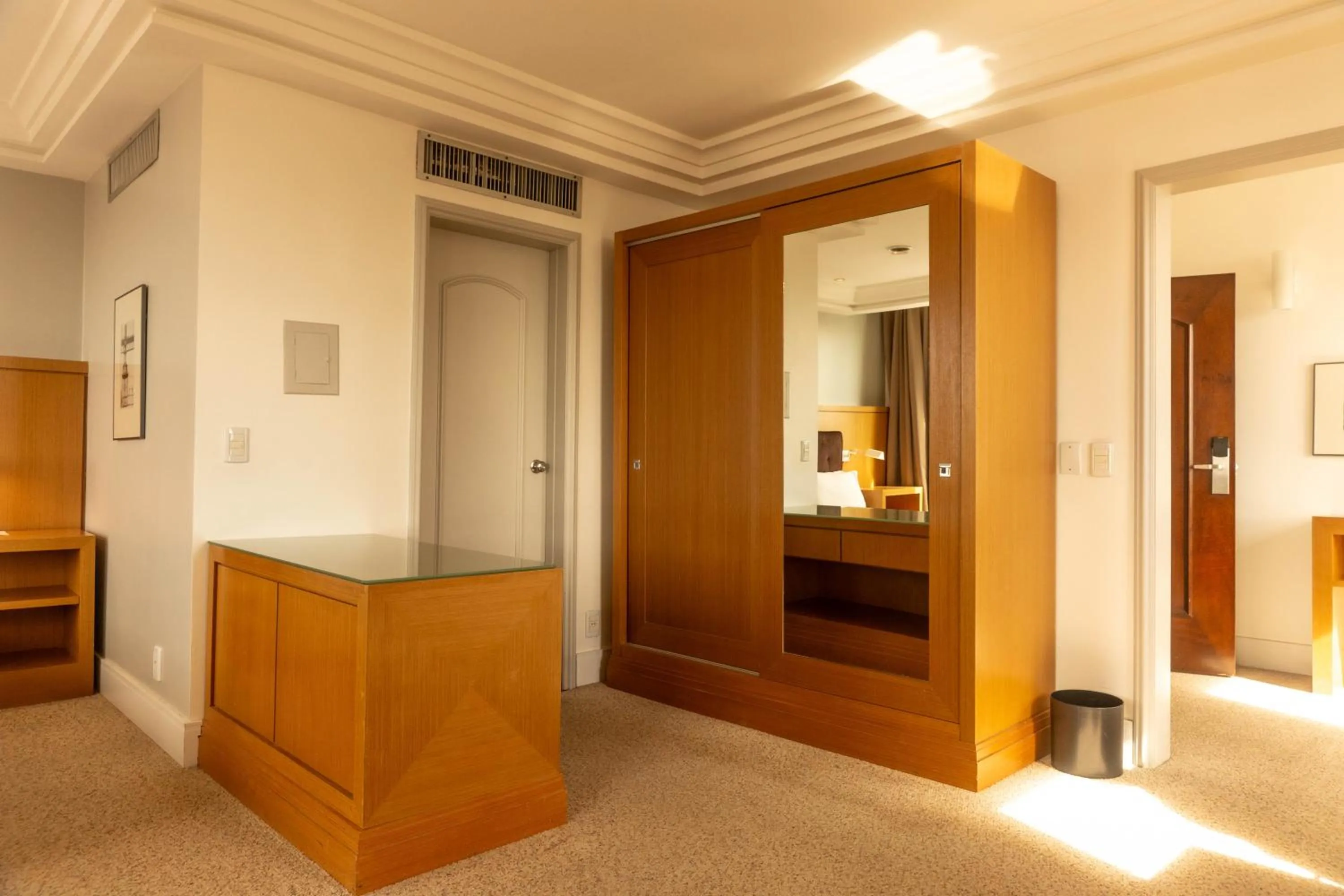 wardrobe in Plaza São Rafael Hotel