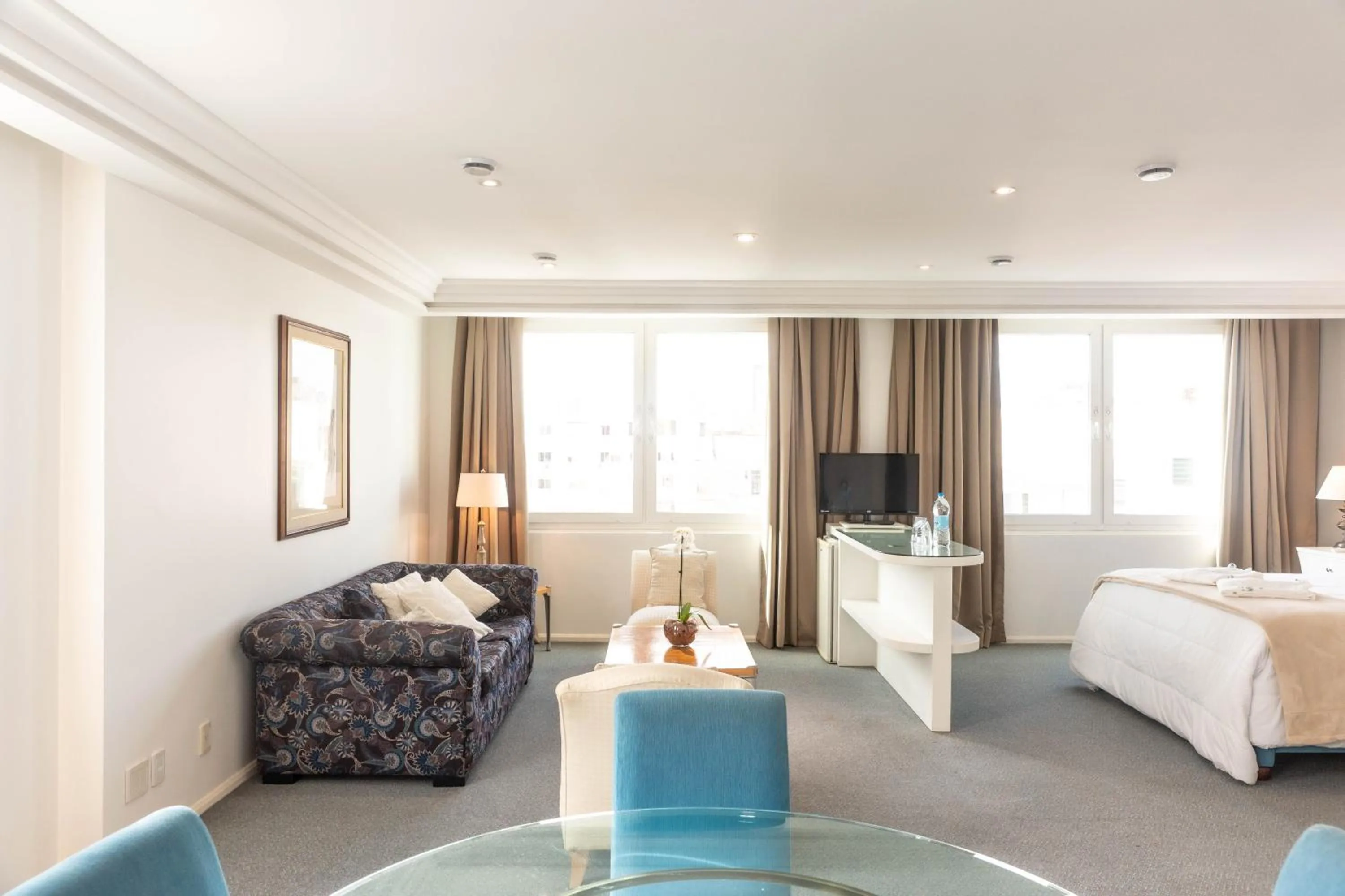 Communal lounge/ TV room, Bed in Plaza São Rafael Hotel