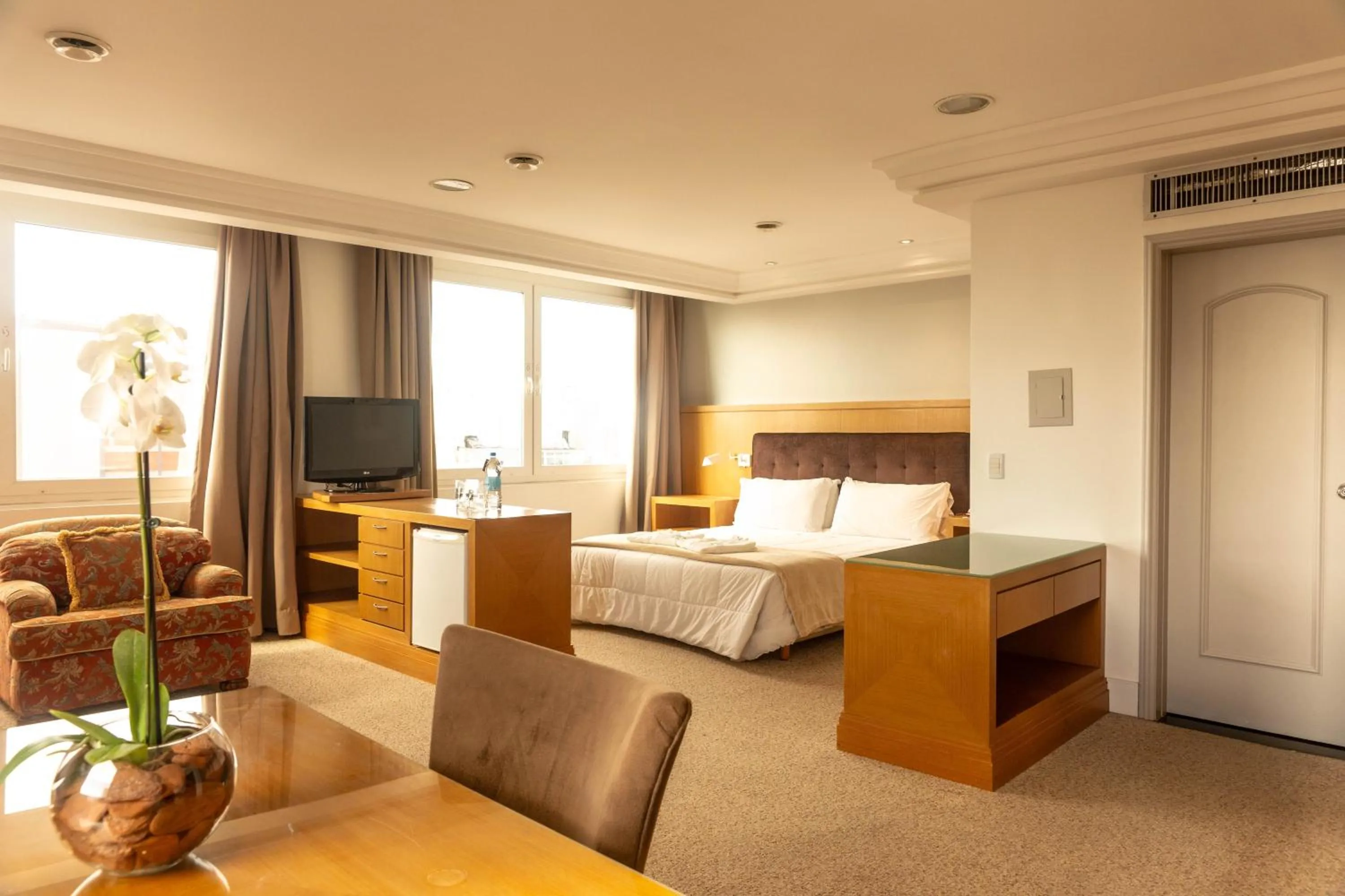 Communal lounge/ TV room, Bed in Plaza São Rafael Hotel