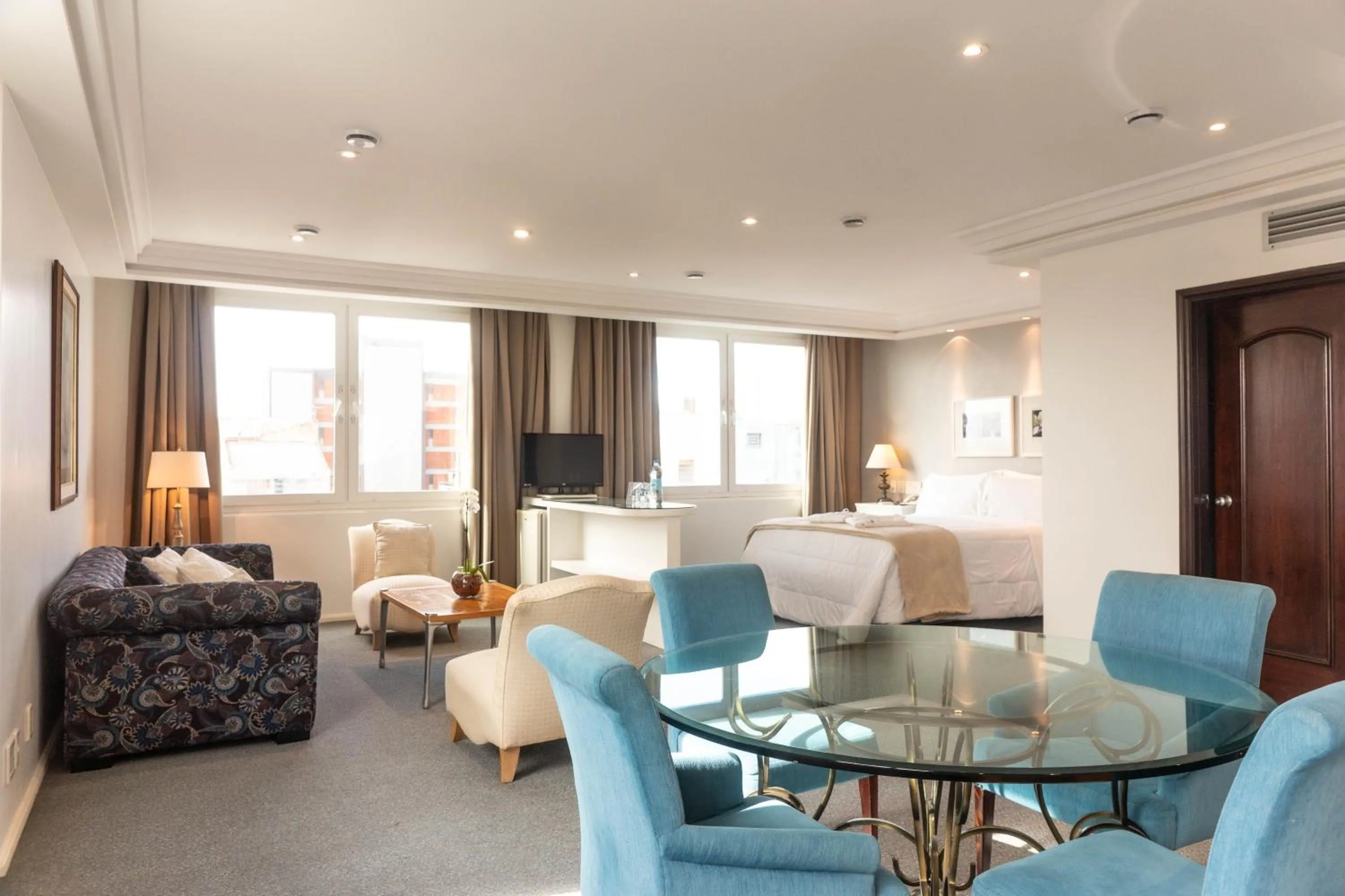 Communal lounge/ TV room in Plaza São Rafael Hotel