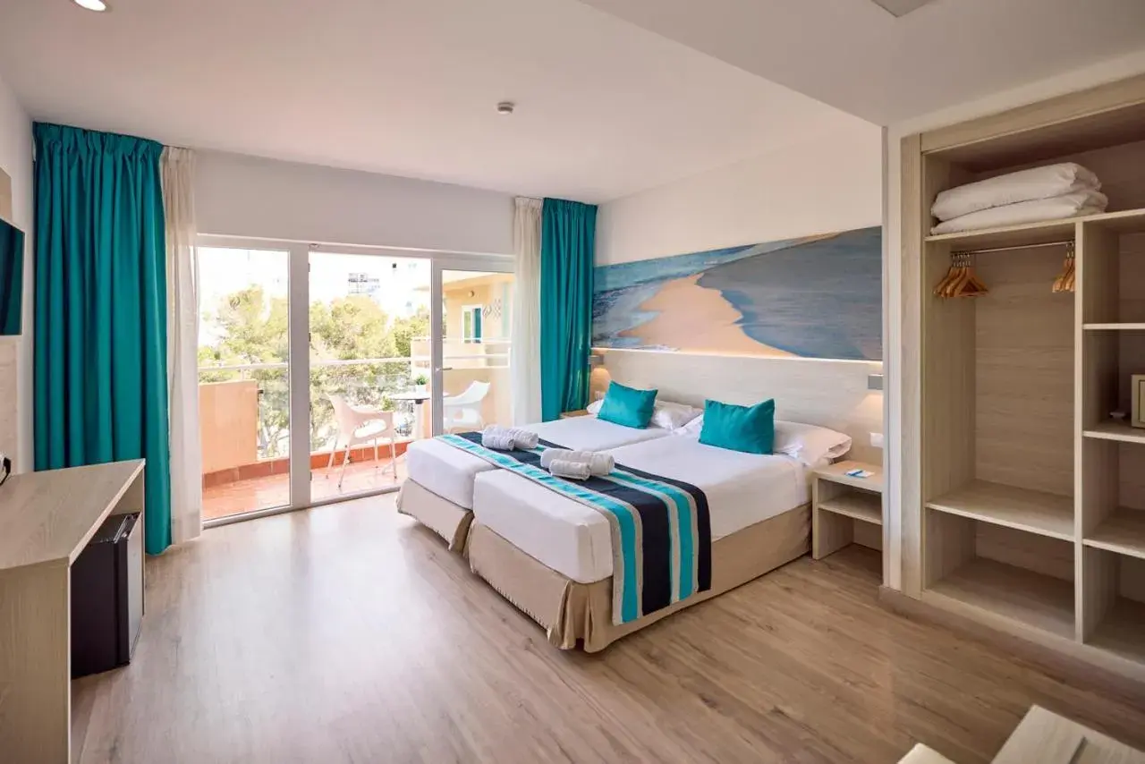 Premium Twin Room with Side Sea View and Balcony in Welikehotel Fenix Premium Twin Room with Side Sea View and Balcony in Welikehotel Fenix