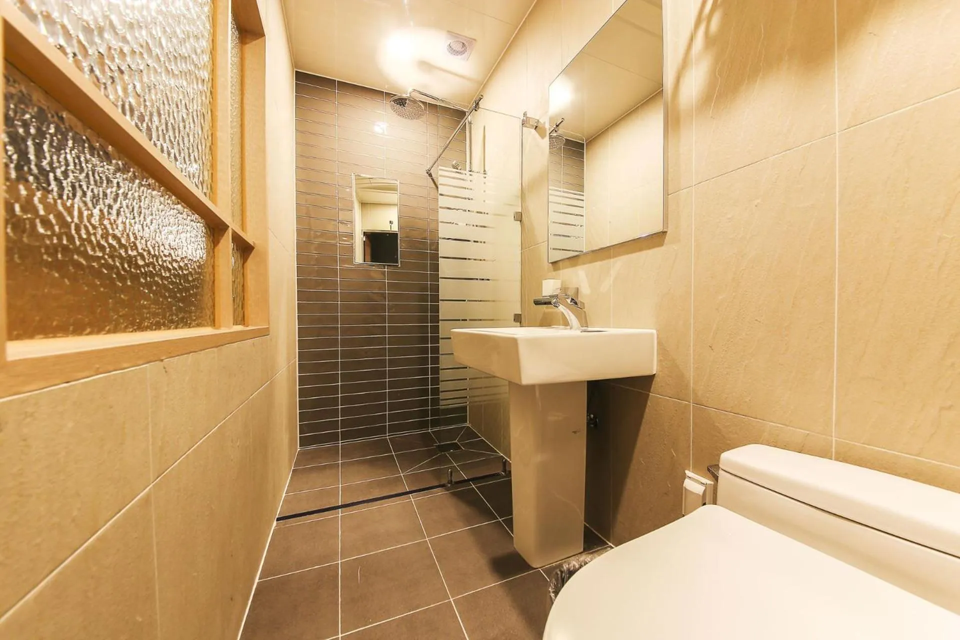 Bathroom in Yeongdeungpo Station New York Hotel