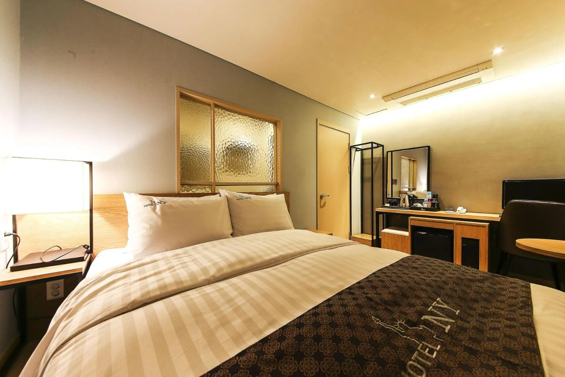 Bedroom, Bed in Yeongdeungpo Station New York Hotel