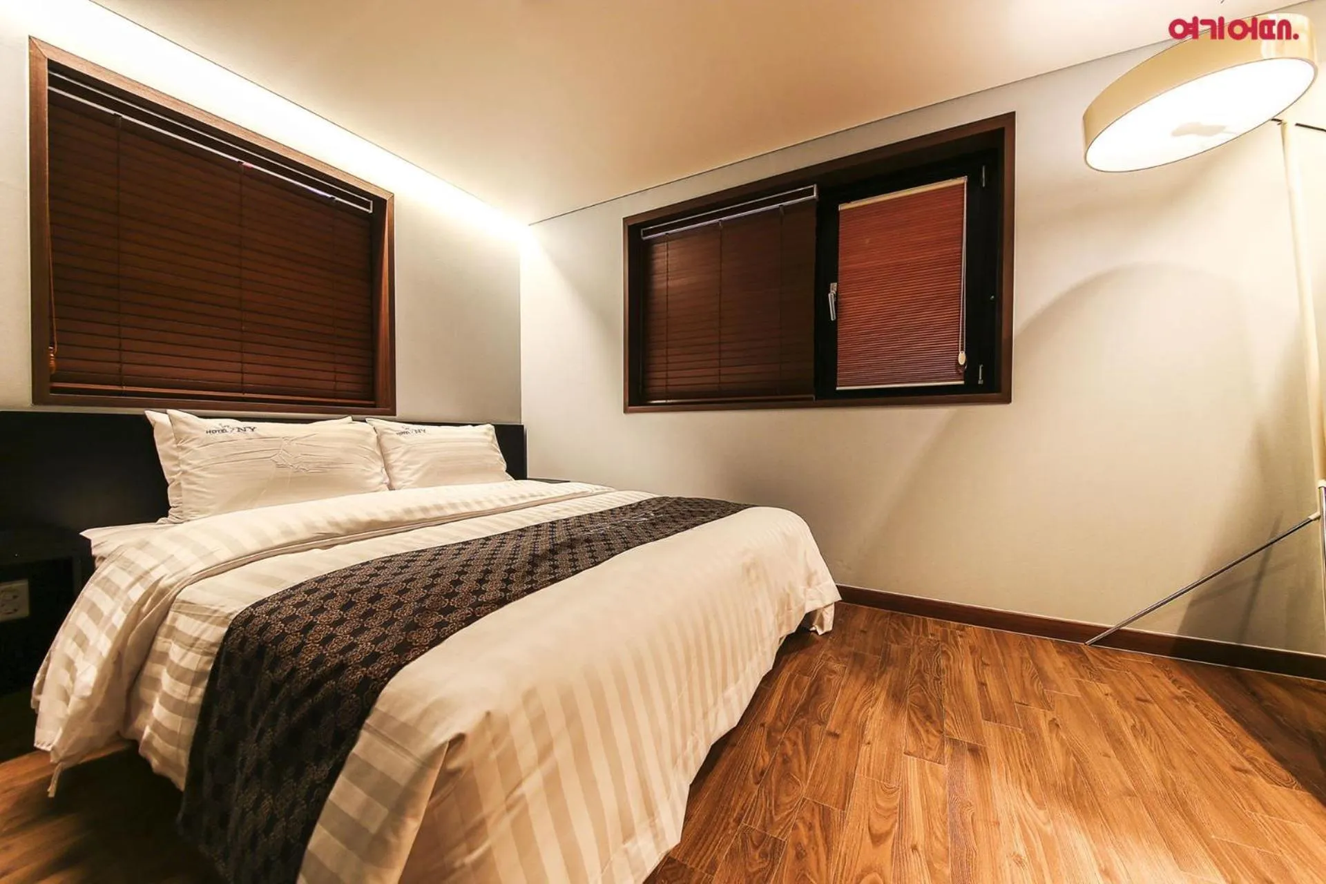 Bedroom, Bed in Yeongdeungpo Station New York Hotel