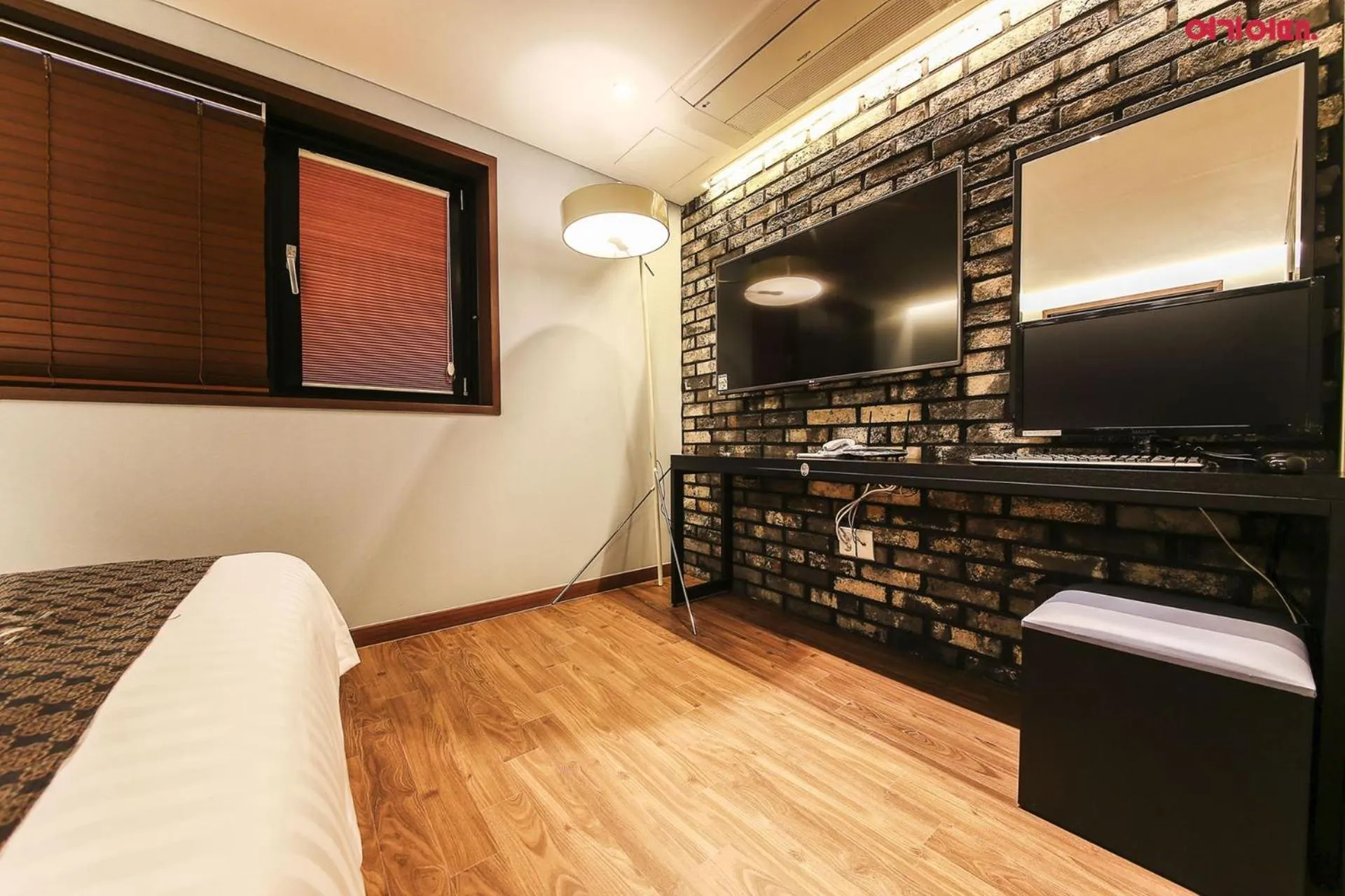 TV and multimedia in Yeongdeungpo Station New York Hotel