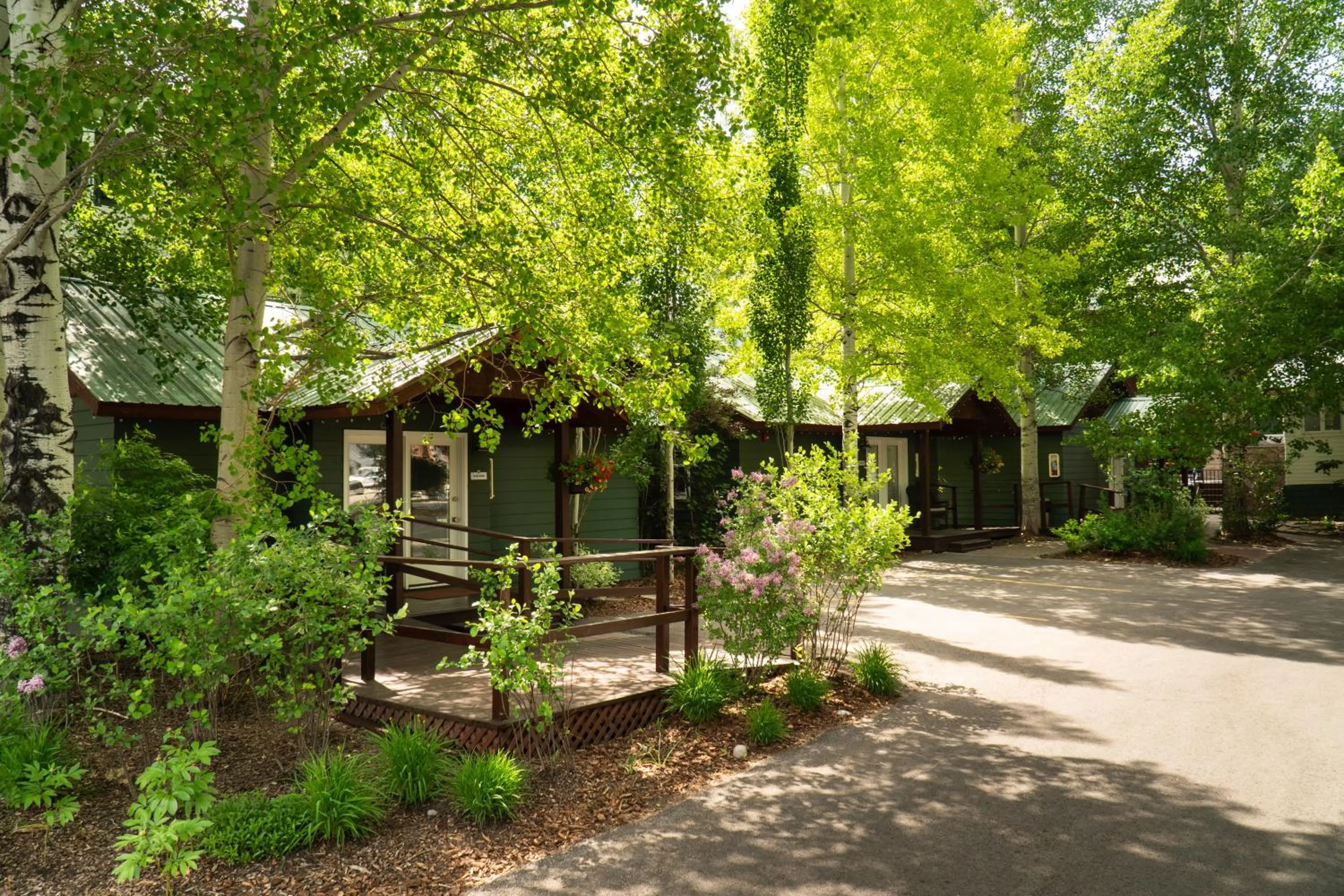 Property building in Huff House Inn and Cabins