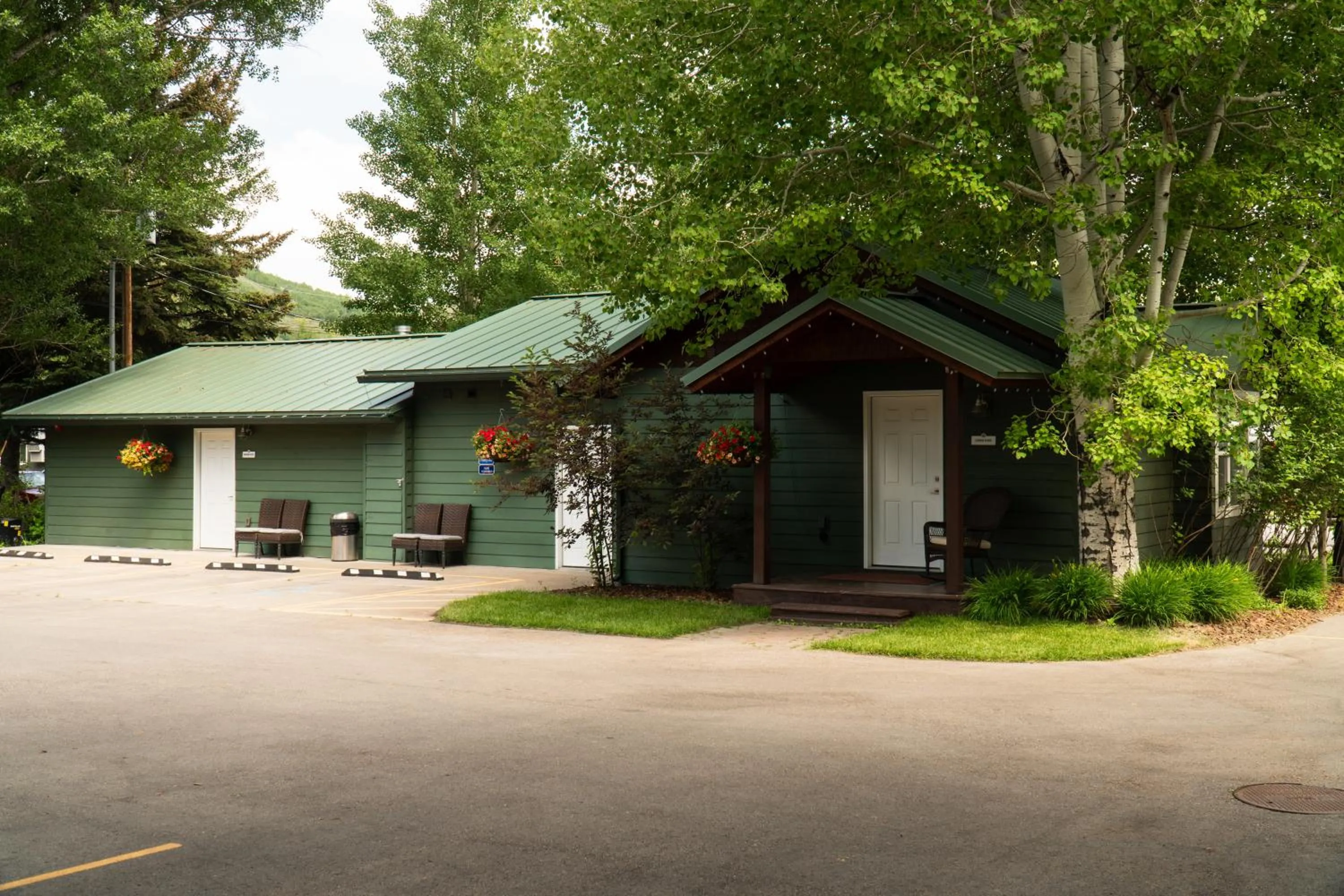 Property building in Huff House Inn and Cabins